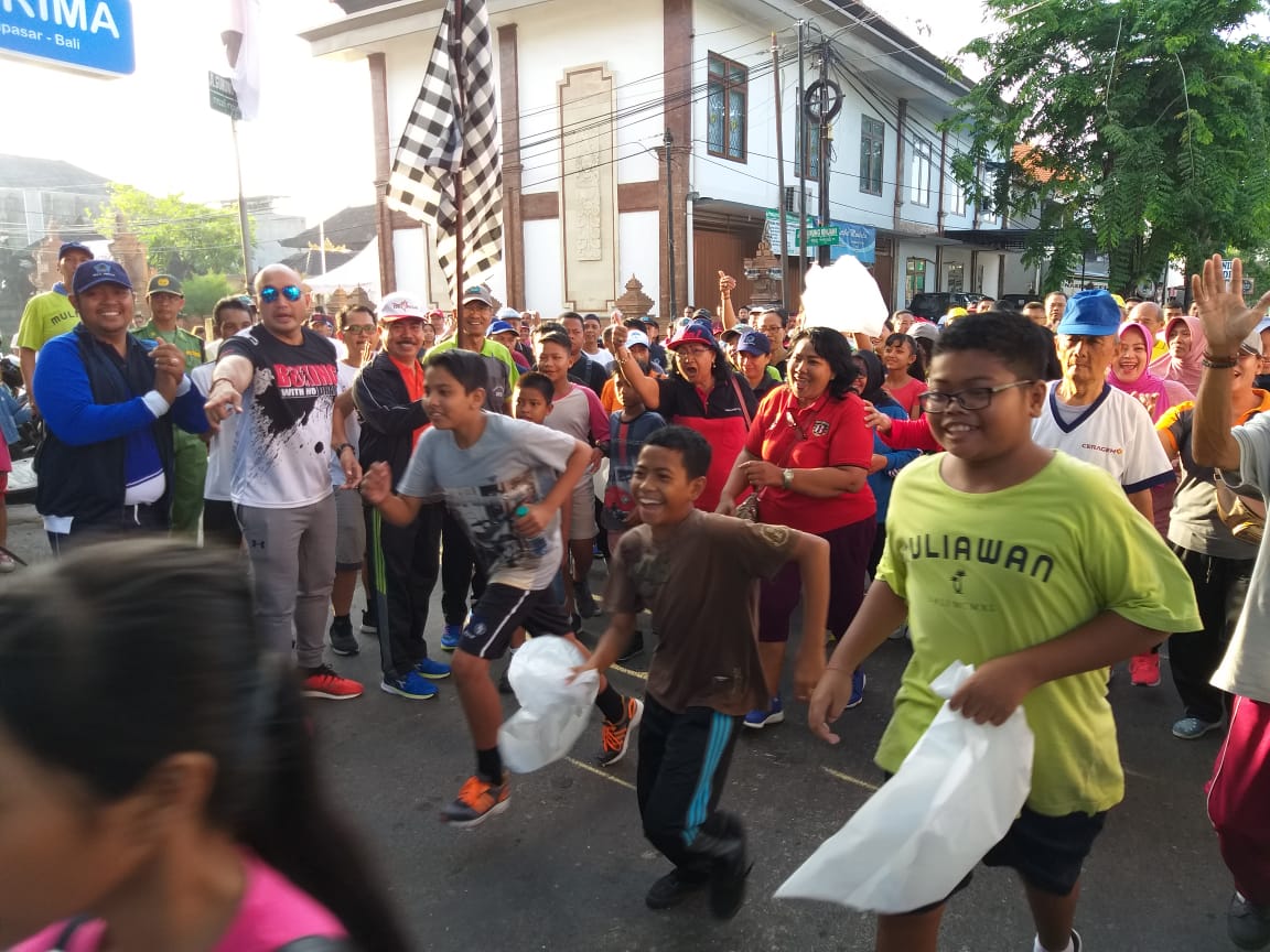 Jalan sehat Tegal Kertha sambut Hari Ibu - Berita Bali Terkini, Media Bali - Pena Bali