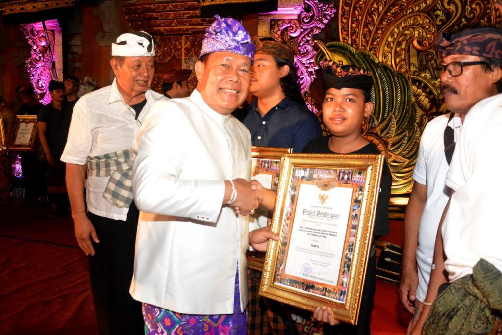 Rai Iswara, serahkan penghargaan, Parade Gong Kebyar - Berita Bali Terkini, Media Bali - Pena Bali
