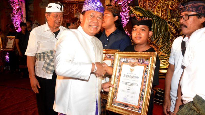 Rai Iswara, serahkan penghargaan, Parade Gong Kebyar - Berita Bali Terkini, Media Bali - Pena Bali