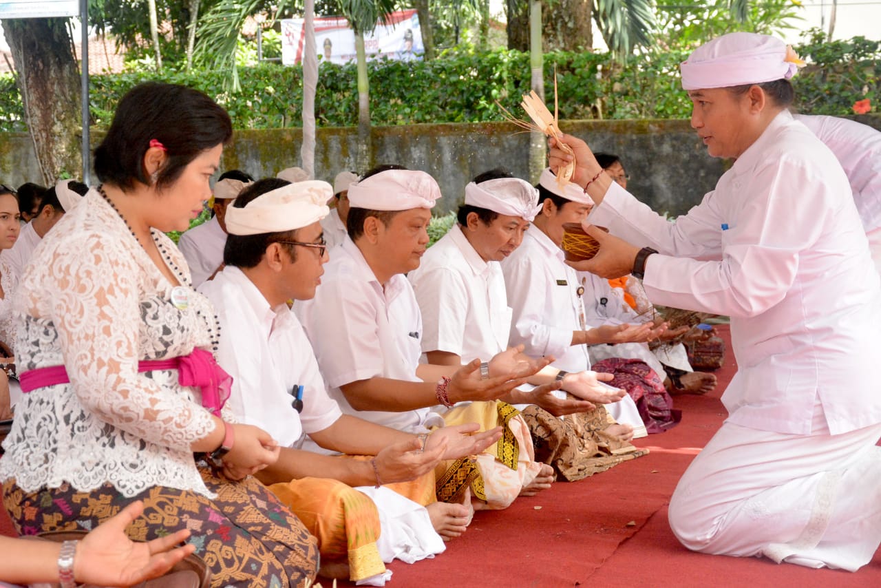 Rai Mantra dan Jaya Negara, saat piodalan - Berita Bali Terkini, Media Bali - Pena Bali