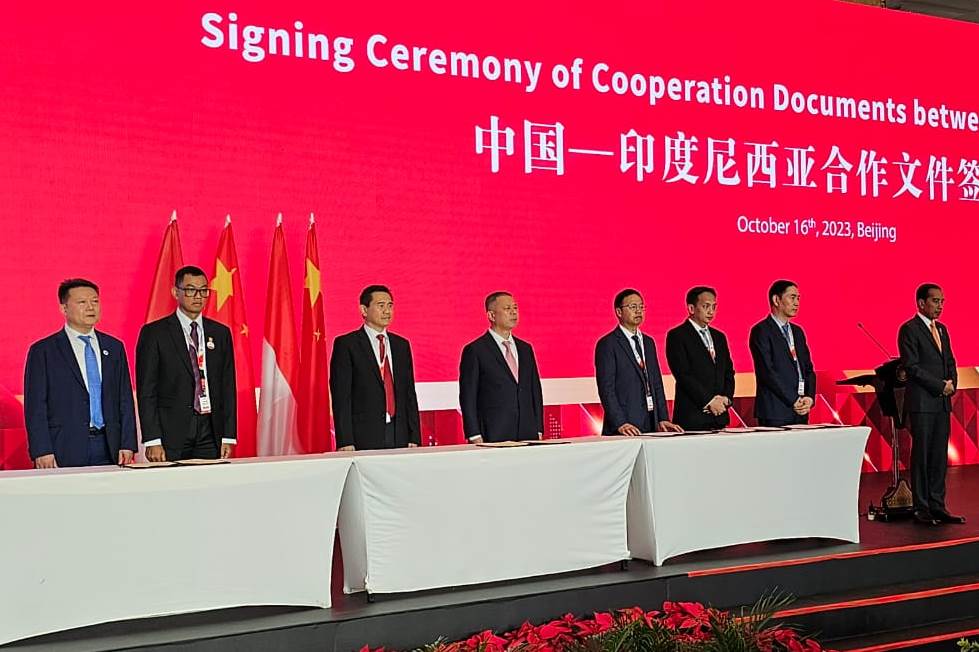 Suasana penandatanganan MoU antara PLN dengan SGCC serempak dengan perusahaan lain di hadapan Presiden Joko Widodo pada Indonesia-China Business Forum di Beijing.