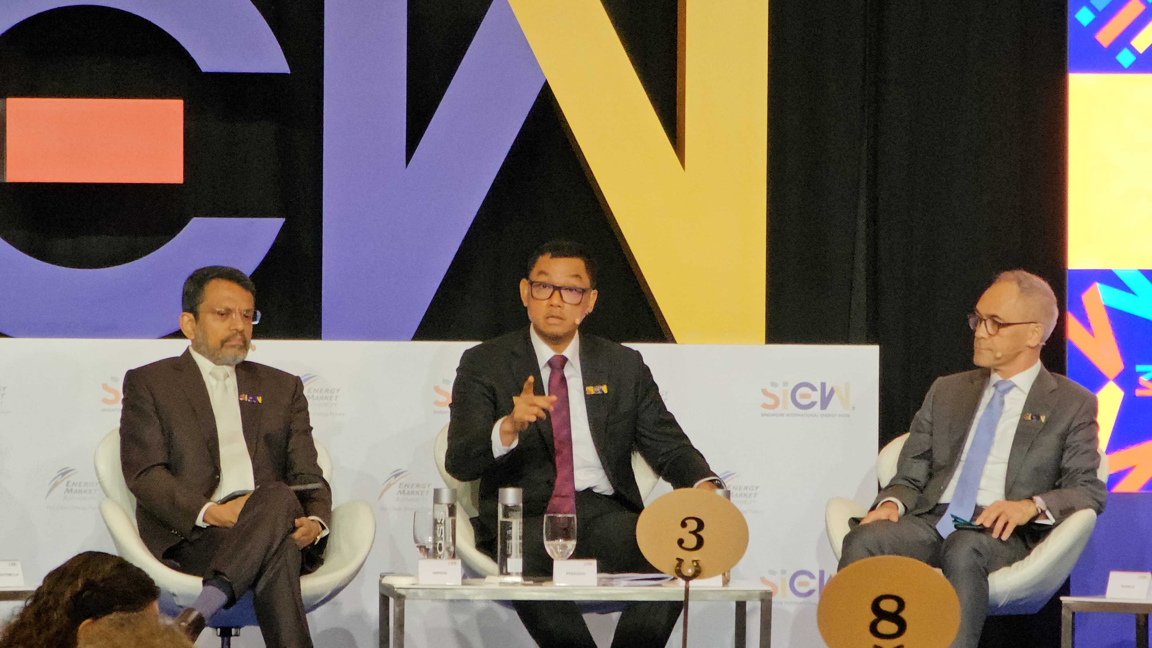 Direktur Utama PLN Darmawan Prasodjo menyampaikan pentingnya sistem jaringan transmisi yang kokoh dan ramah lingkungan, yakni _Green Super Grid_.