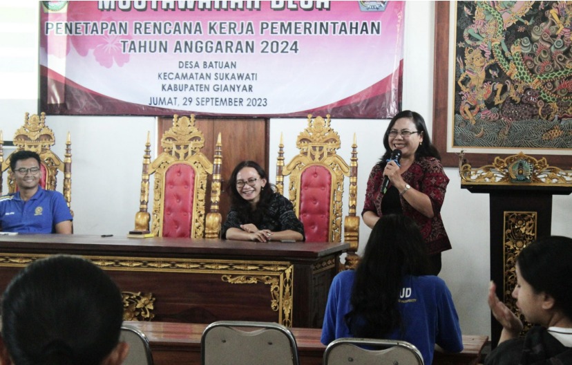 Dr. Kadek Tresna Adhi, S.KM, M.Kes (kiri) dan Ni Made Sri Suliatini (kanan) menyampaikan materi mengenai stunting.