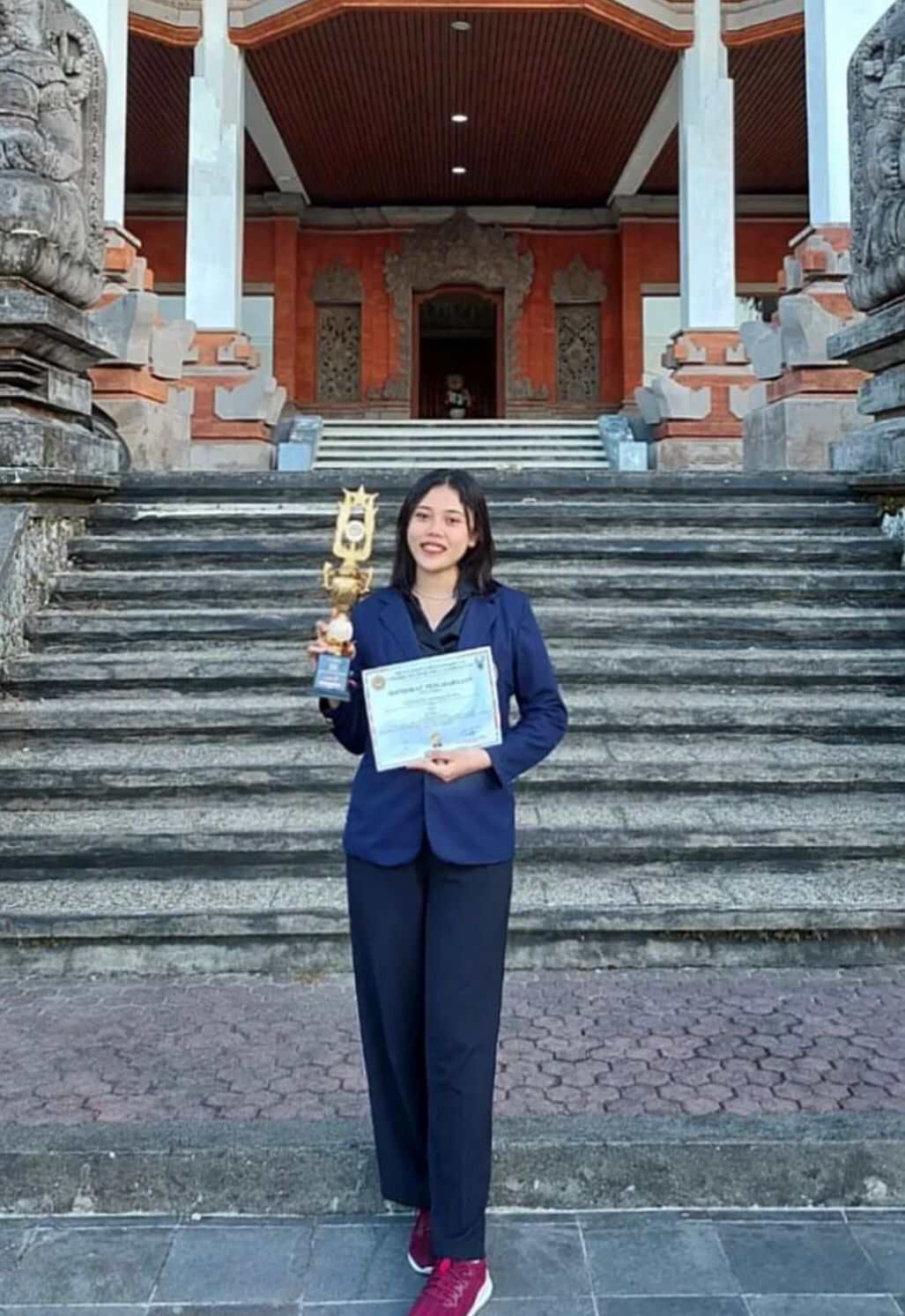 Ni Putu Dyamona Sylva mahasiswi Sastra Inggris Universitas Udayana pada puncak acara Teknokrat International Competition on Arts and Education 2023 (TICAE), pada tanggal 12 Agustus 2023. Berhasil memenangkan penghargaan bergengsi sebagai The Fourth Winner of SDGs Presentation.