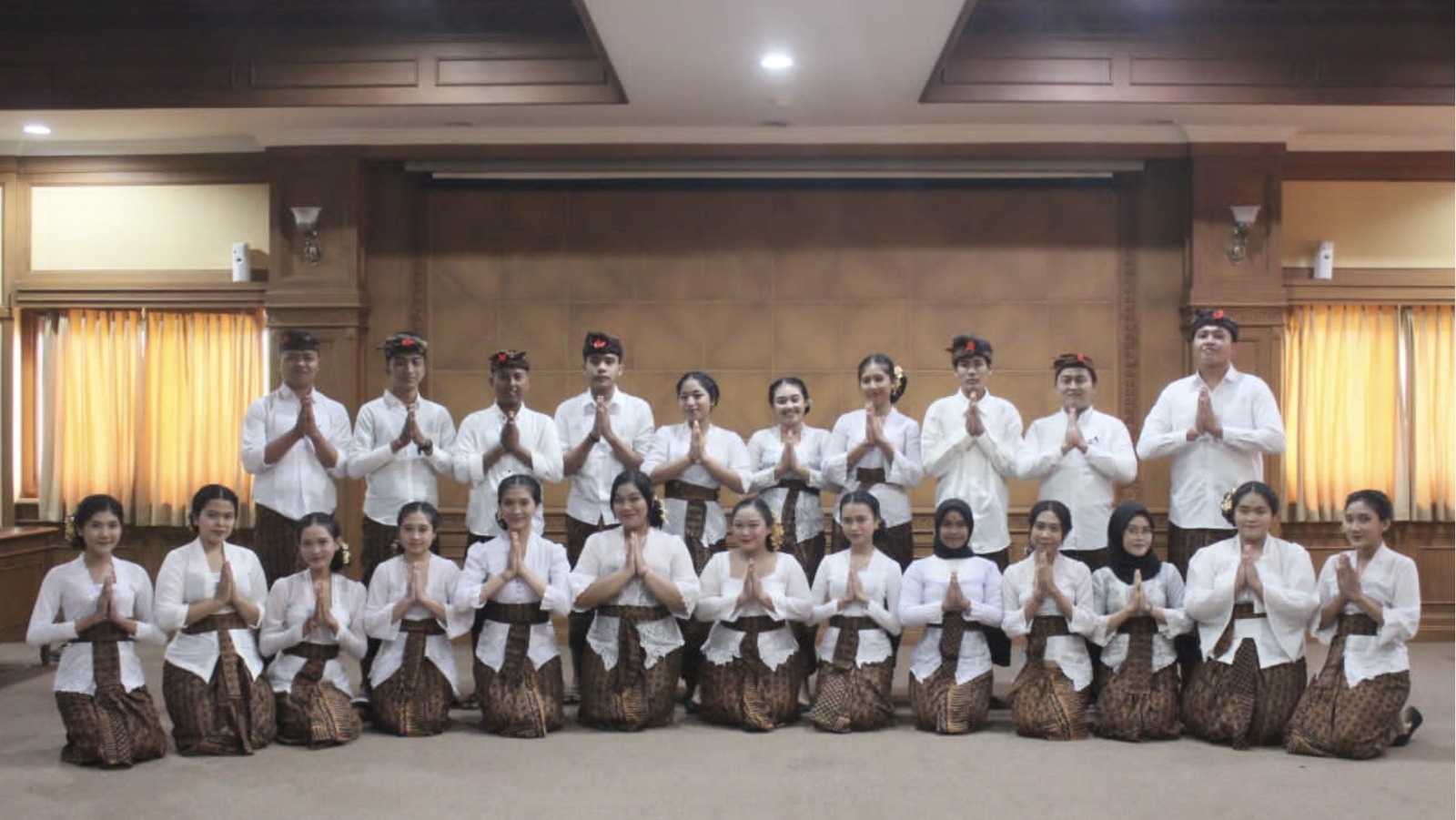 Mahasiswa Program Studi Sarjana Keperawatan dan Pendidikan Profesi Ners FK Unud, meraih Juara Harapan 2 Dalam Perlombaan Choir INSCO-2 (Indonesian Nursing Student Competition) tingkat Nasional