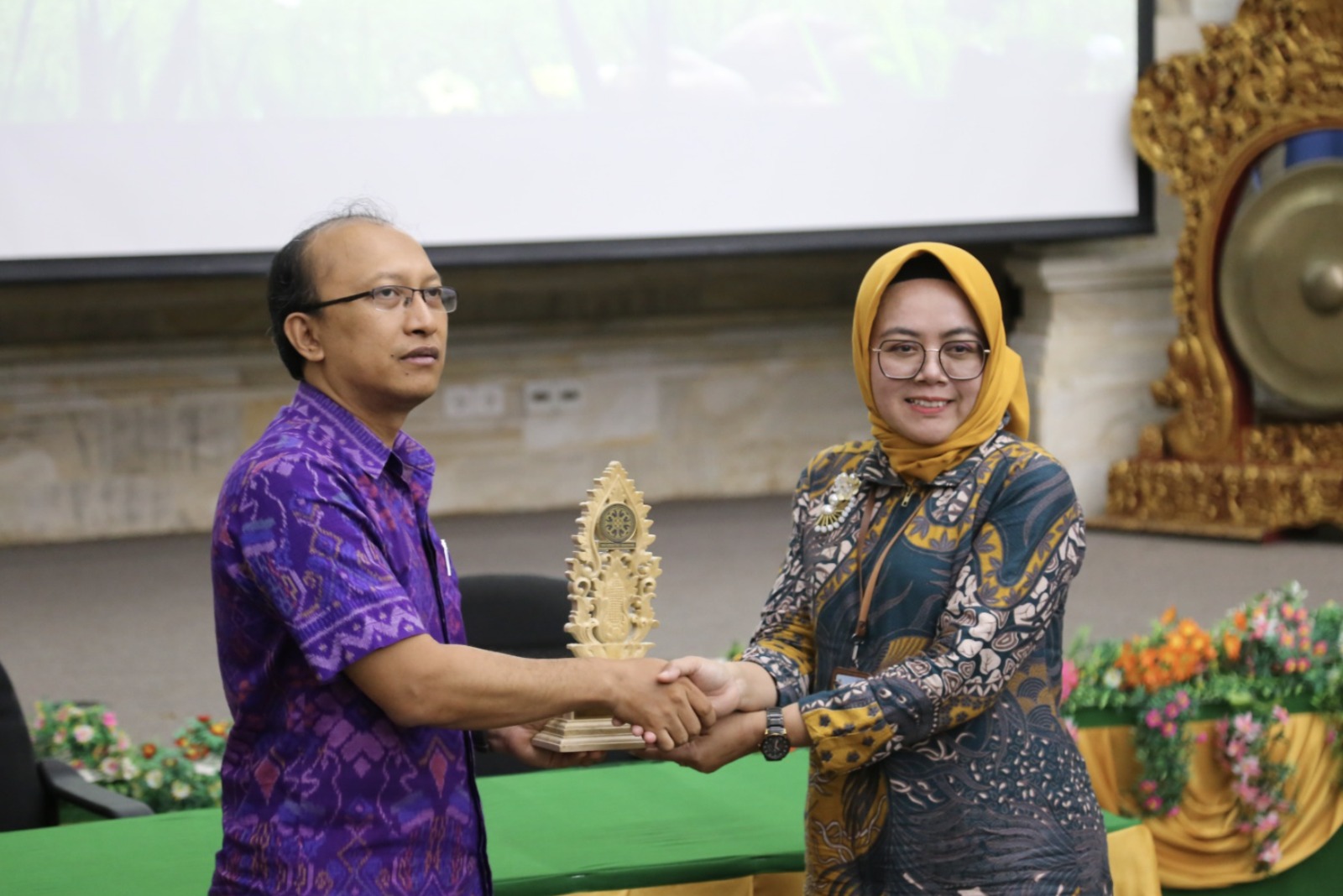 Kepala Sekolah, Dewi Purwanti, SPd., M. PD., diterima oleh Wakil Dekan Bidang Akademik dan Perencanaan, Dr. dr. I Gede Eka Wiratnaya, Sp.OT(K)