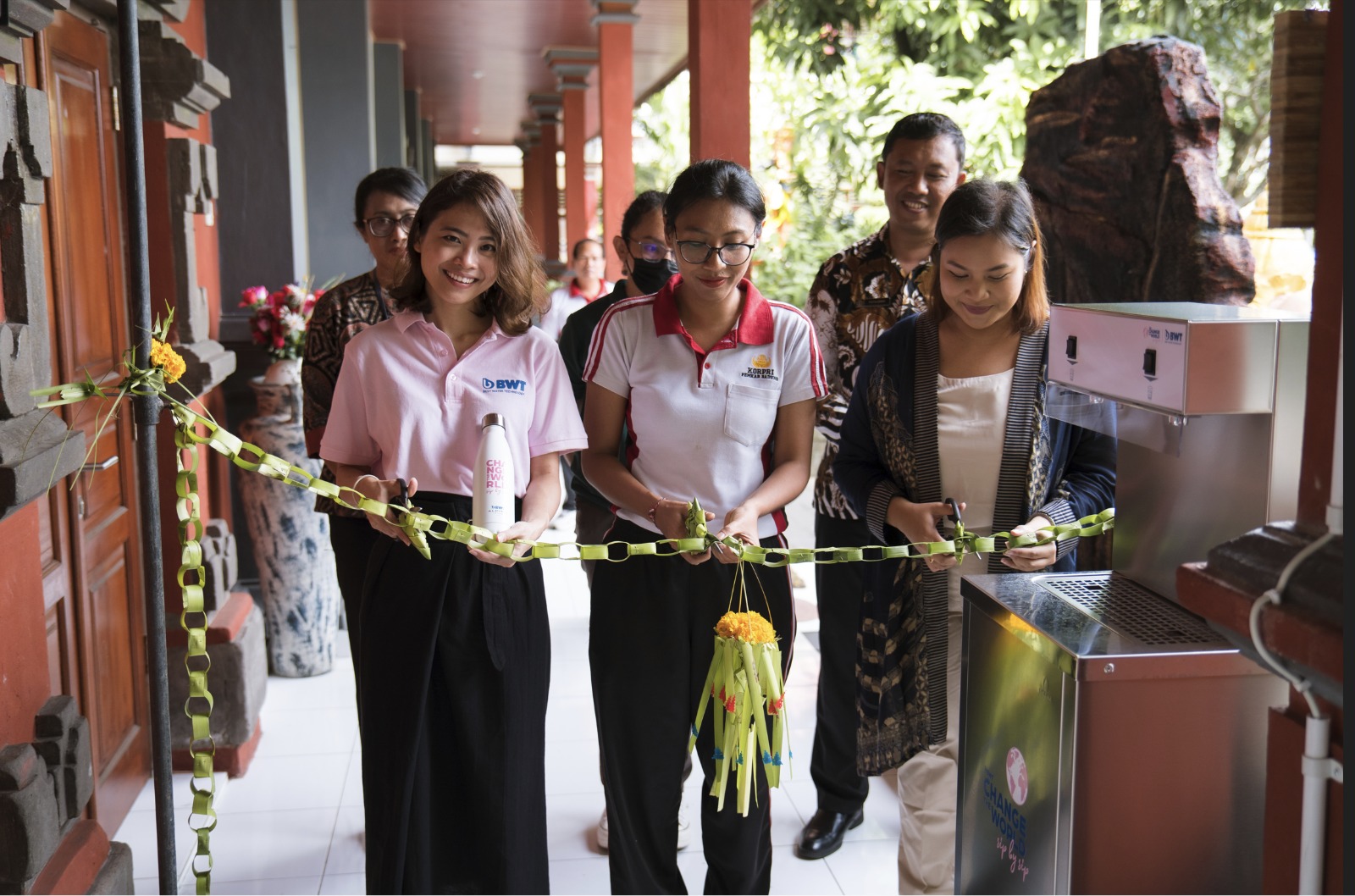 Prosesi Peresmian Dispenser Air Siap Minum oleh Perwakilan BWT Indonesia, Disdikpora Badung dan Yayasan Green School