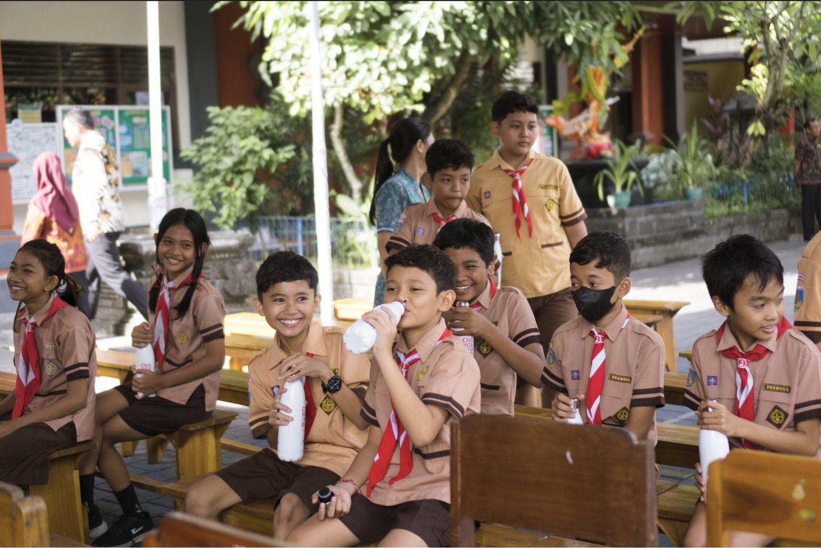 Siswa-Siswi Menggunakan Botol Air dan Meminum Air dari Dispenser