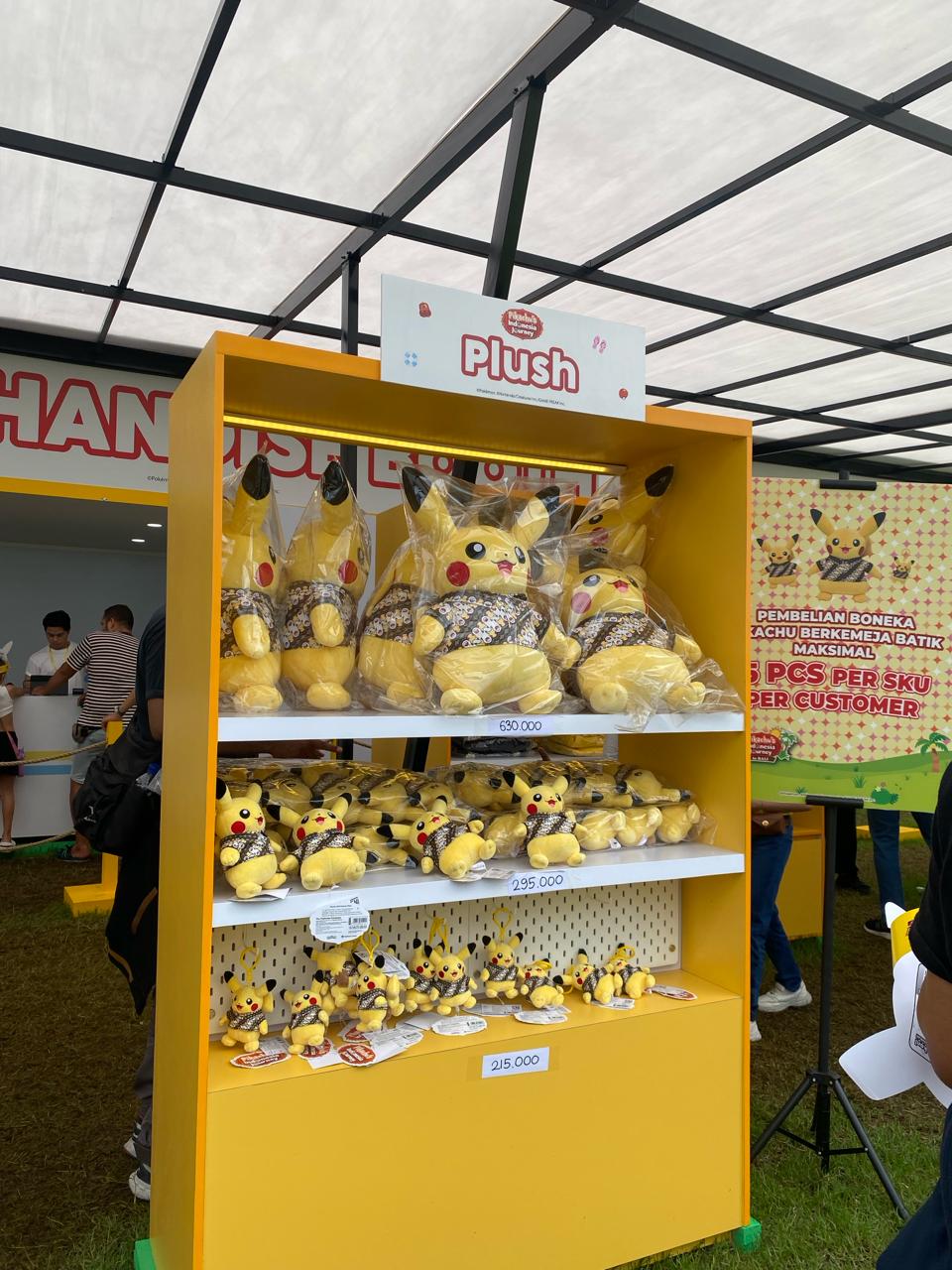 Pikachu yang memakai Baju Batik