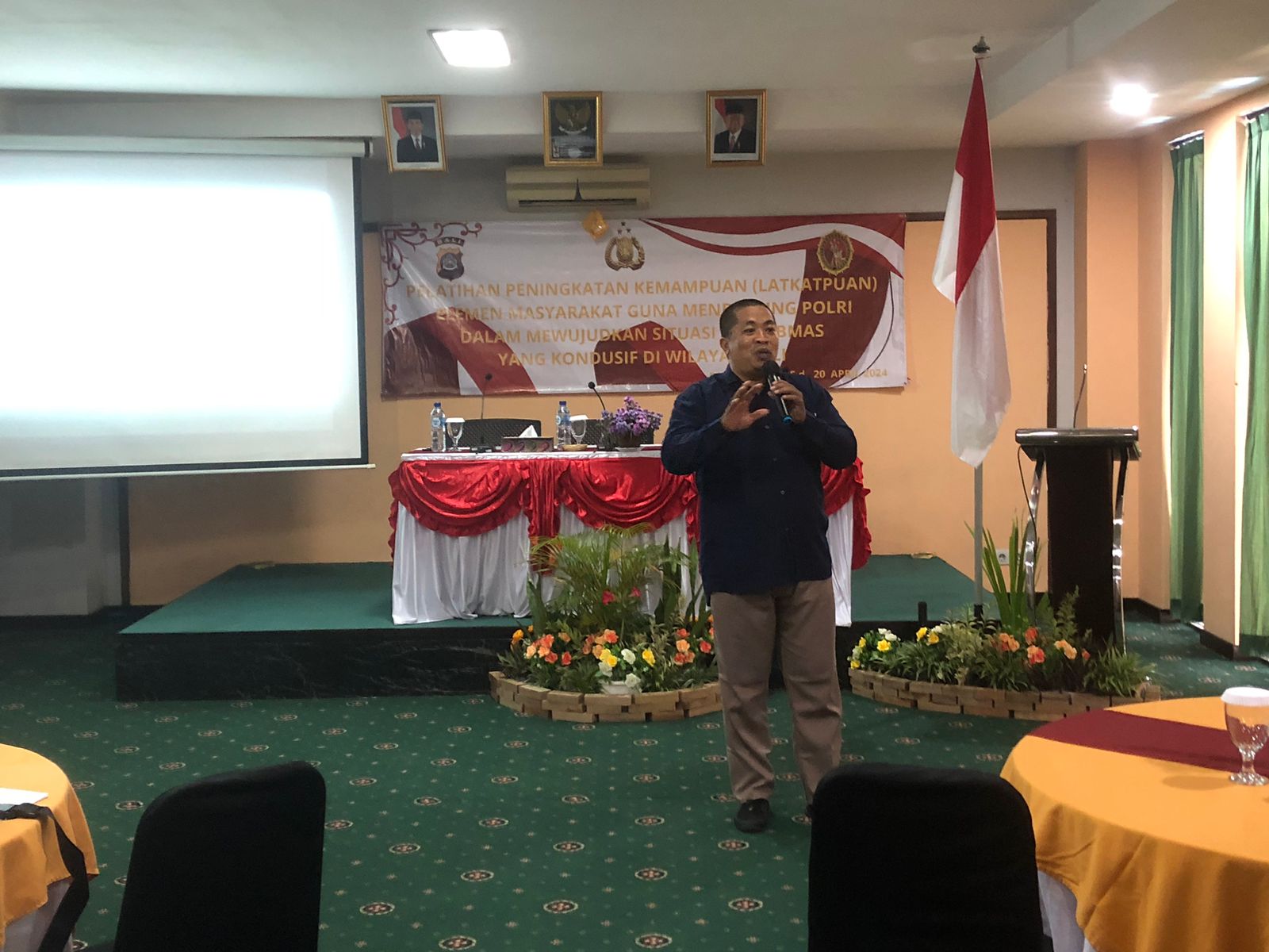 Ketua Asosiasi Media Siber Indonesia (AMSI) Bali, I Nengah Muliarta saat menjadi narasumber acara “Pelatihan Peningkatan Kemampuan Elemen Masyarakat”.