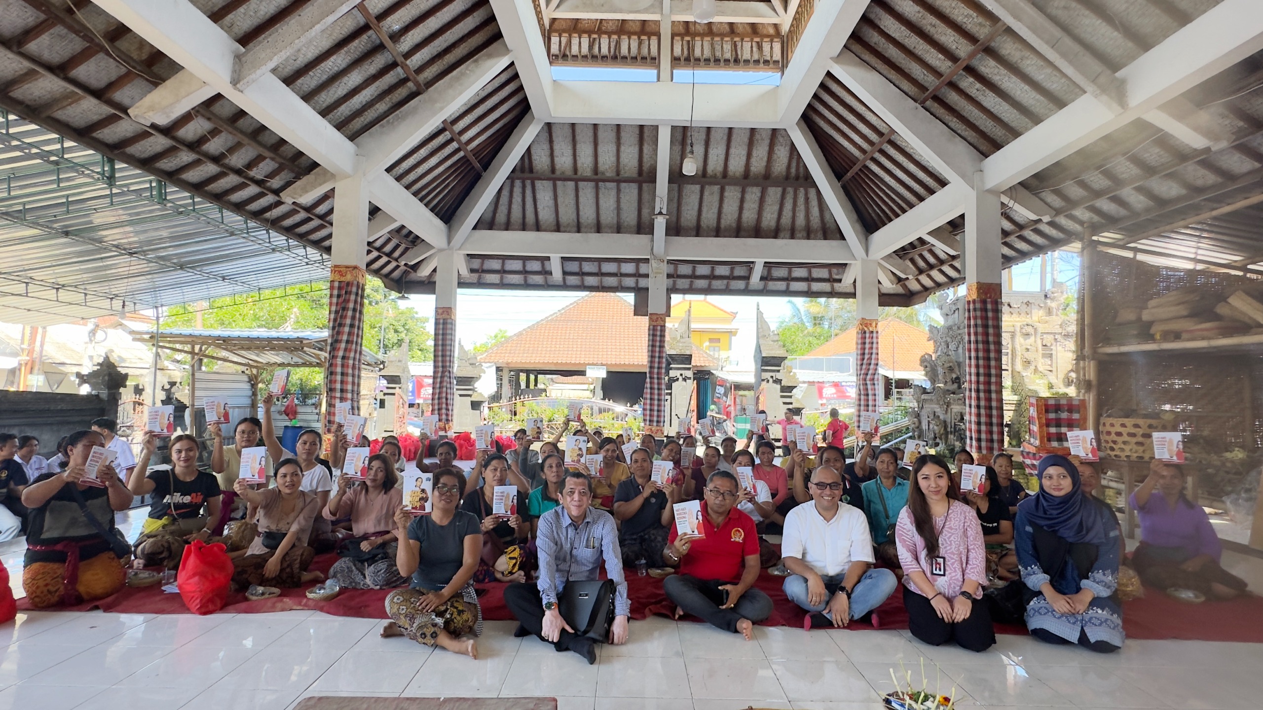 OJK Bali dan Anggota DPR RI Komisi XI Memberikan Edukasi Keuangan Kepada Masyarakat.