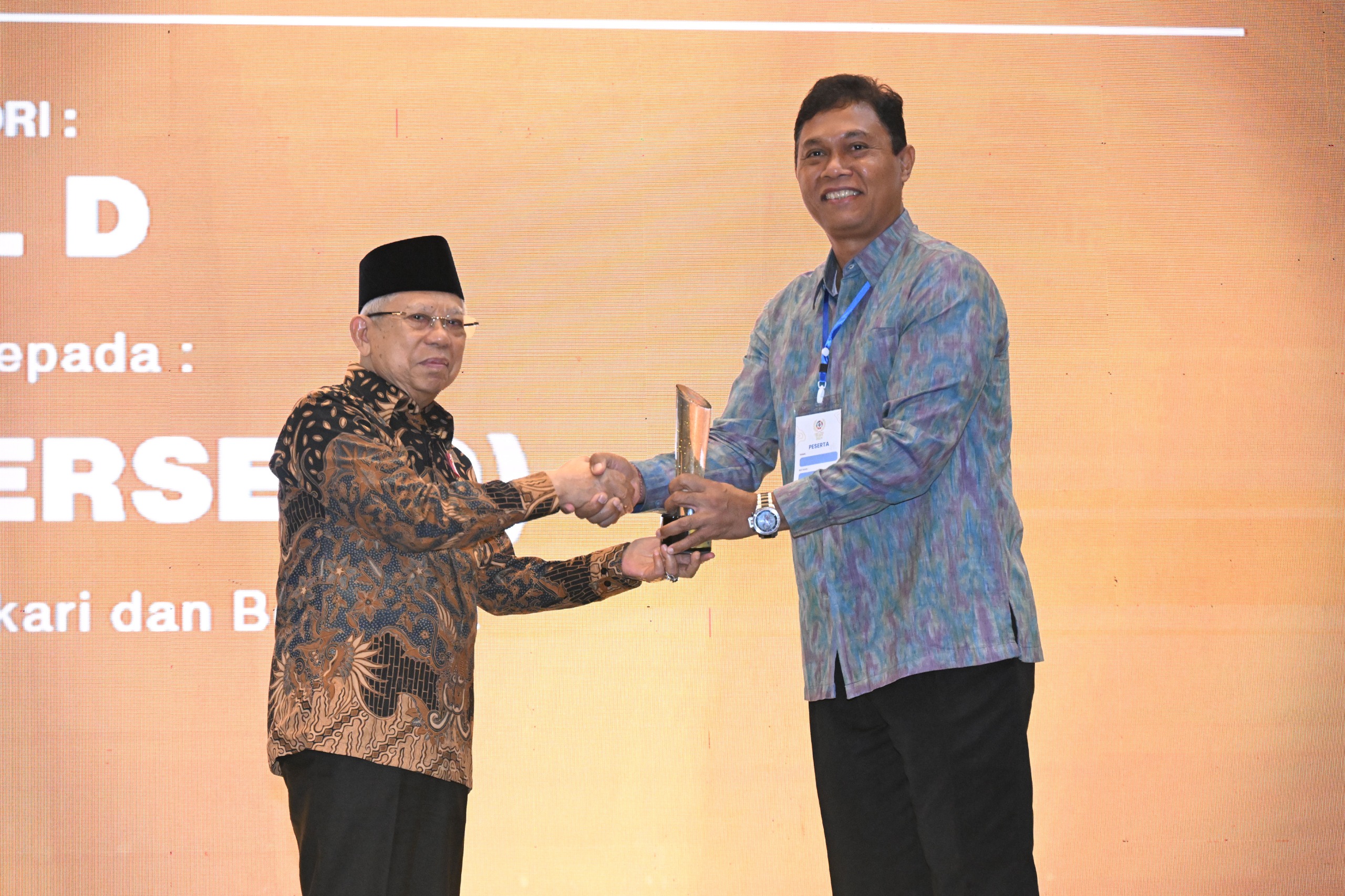 Wakil Presiden RI, Ma'ruf Amin (kiri) menyerahkan penghargaan Corporate Social Responsibility dan Pengembangan Desa Berkelanjutan Awards Tahun 2024 kepada General Manager PLN UID Bali, I Wayan Udayana (kanan)