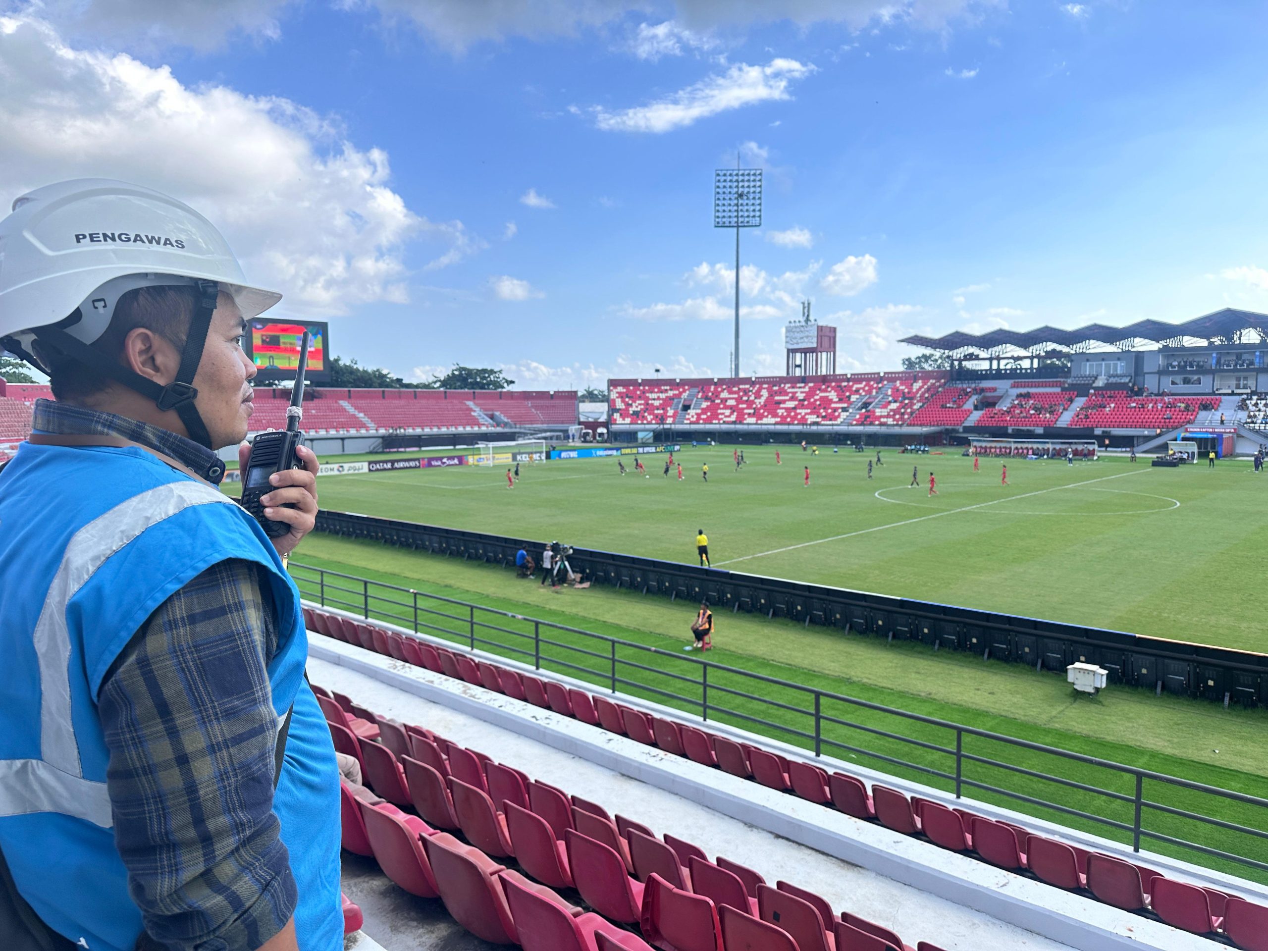 Petugas melakukan kordinasi kesiapan jelang final AFC U-17 women's Asian cup.