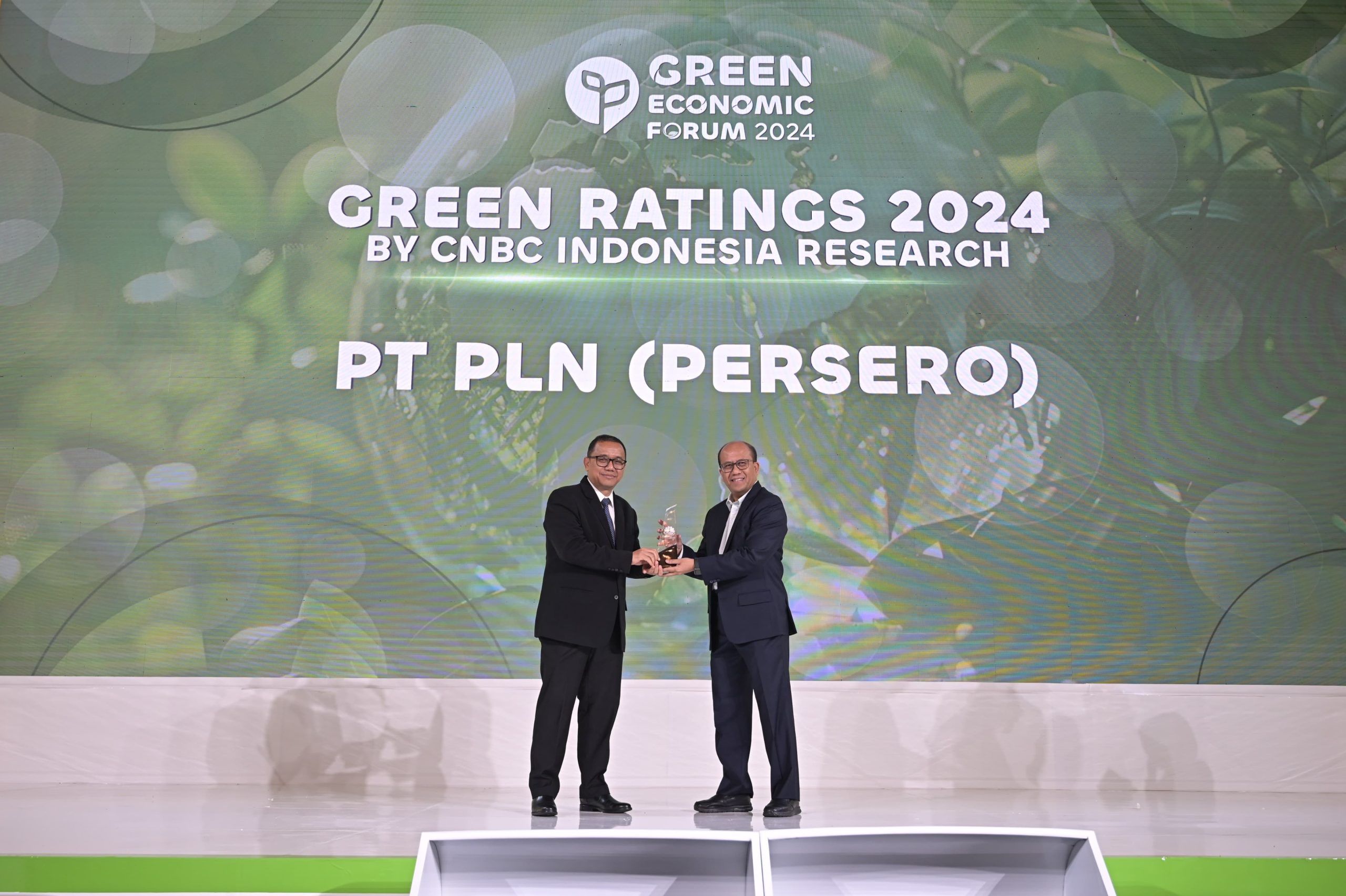 PLN meraih Green Ratings 2024 dari CNBC Indonesia atas upaya perusahaan menjalankan proses bisnis yang ramah lingkungan dan mendorong ekonomi berkelanjutan.