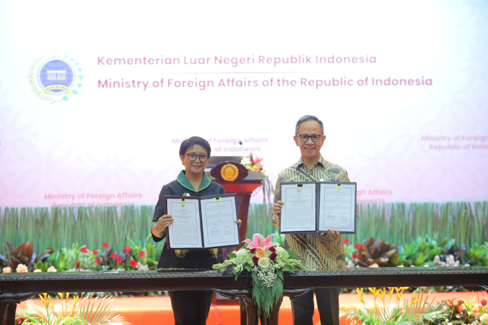 Sinergi antara OJK dengan Kemenlu RI dituangkan dalam Nota Kesepahaman yang ditandatangani oleh Ketua Dewan Komisioner OJK Mahendra Siregar, dan Menteri Luar Negeri RI Retno L. P. Marsudi di Jakarta, Selasa.