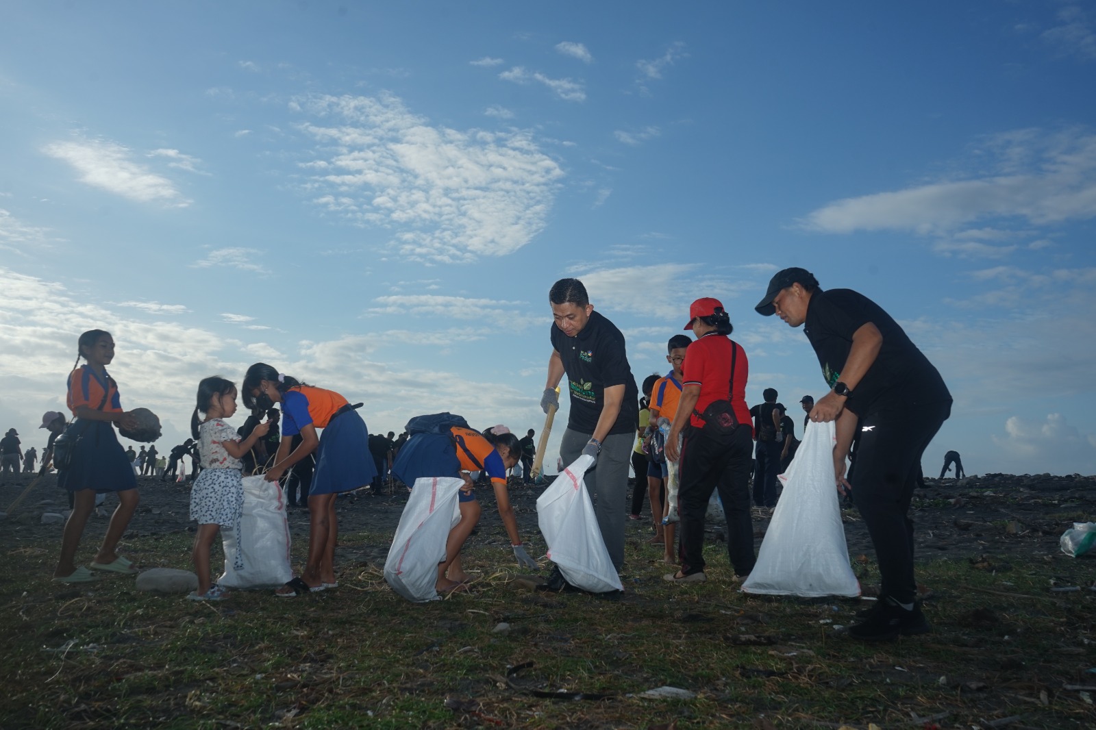 PlH General Manager PT PLN (Persero) UID Bali Edyansyah berbaur bersama Pegawai PLN, Stakeholder, Komunitas Peduli lingkungan dan perkumpulan siswa pencinta alam SMA Negeri 1 Blahbatuh dan SD Negeri 3 Saba, serta masyarakat setempat melakukan bersih bersih dalam rangka peringatan Hari Lingkungan Hidup Sedunia.