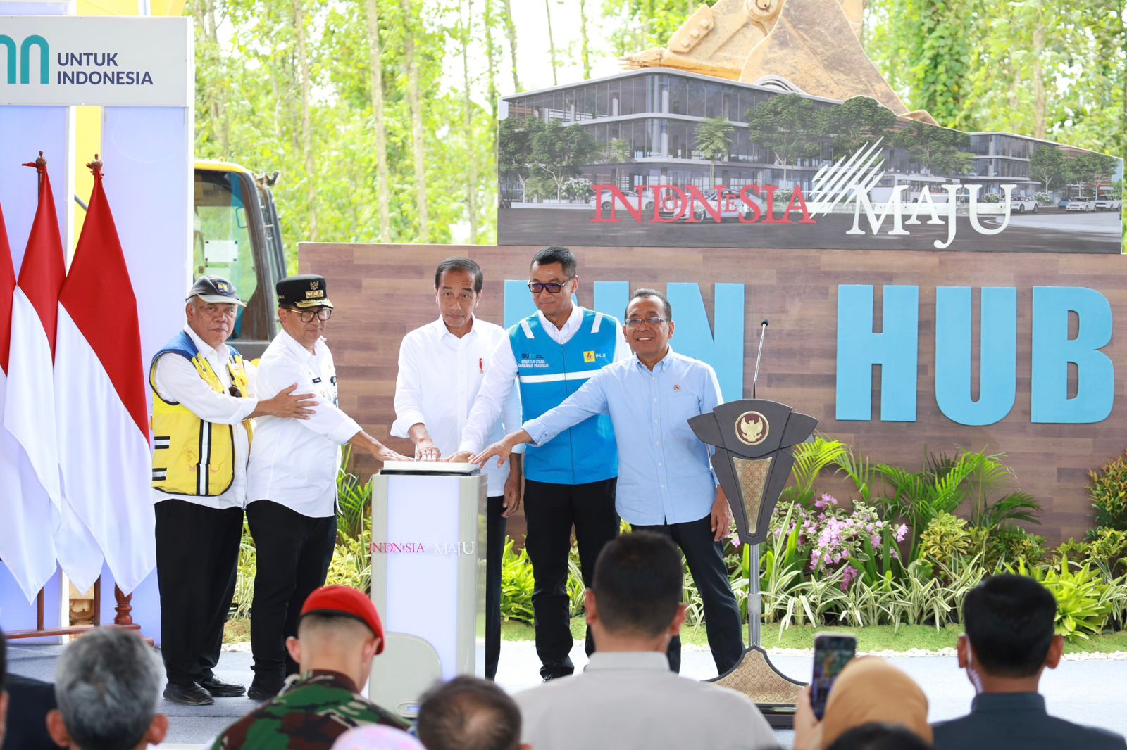 Peresmian groundbreaking pembangunan PLN Hub di Pusat Ibu Kota Negara (IKN) Nusantara yang dilakukan oleh Presiden Republik Indonesia Joko Widodo (tengah), Menteri Sekretaris Negara Praktikno (paling kanan), Menteri Pekerjaan Umum dan Perumahan Rakyat Basuki Hadimuljono (paling kiri), Direktur Utama PLN Darmawan Prasodjo (kedua dari kanan) dan Pj Gubernur Kalimantan Timur Akmal Malik (kedua dari kiri).