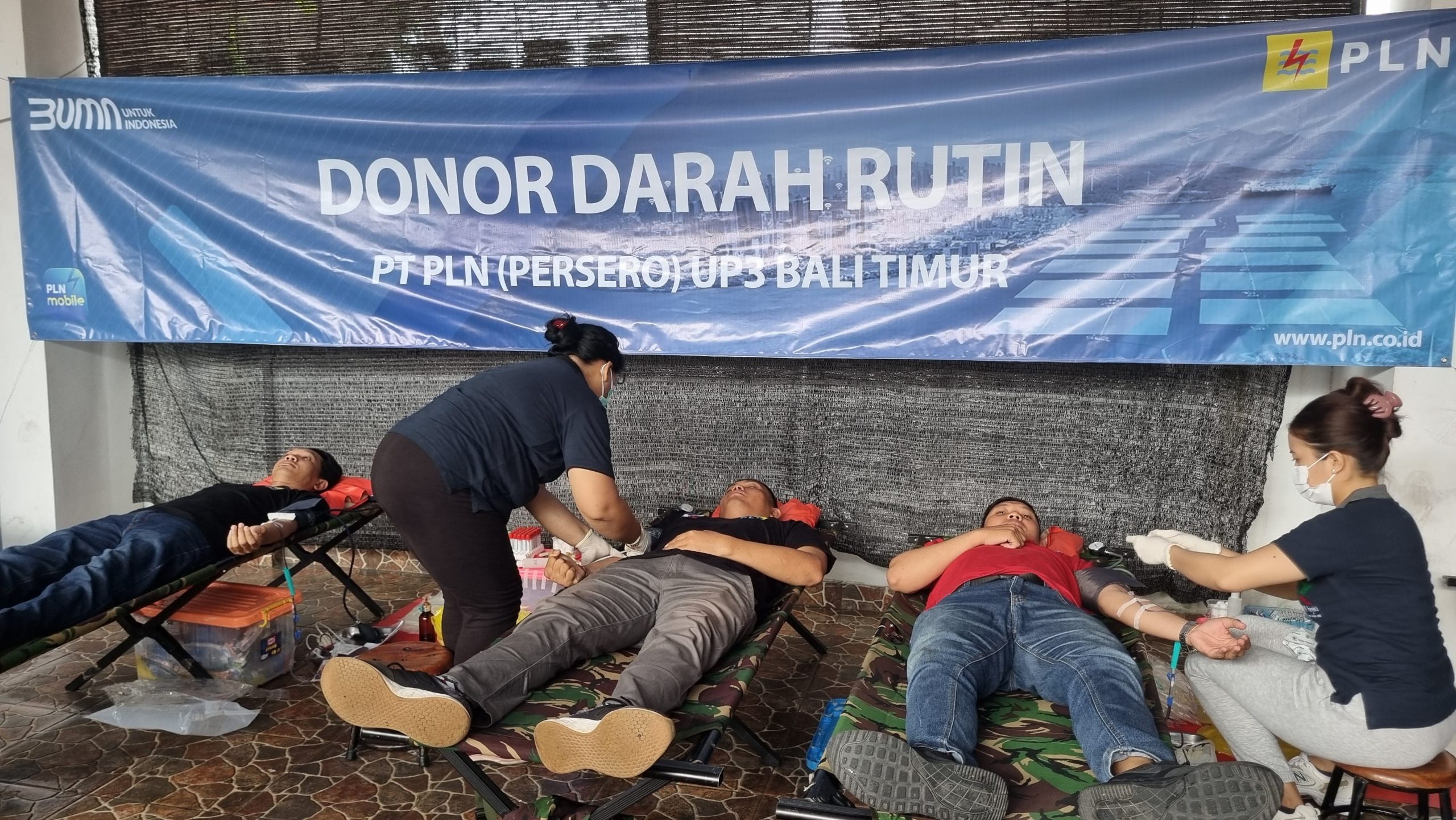 Kegiatan donor darah dilaksanakan di PT PLN (Persero) Unit Pelaksana Pelayanan Pelanggan (UP3) Bali Timur.