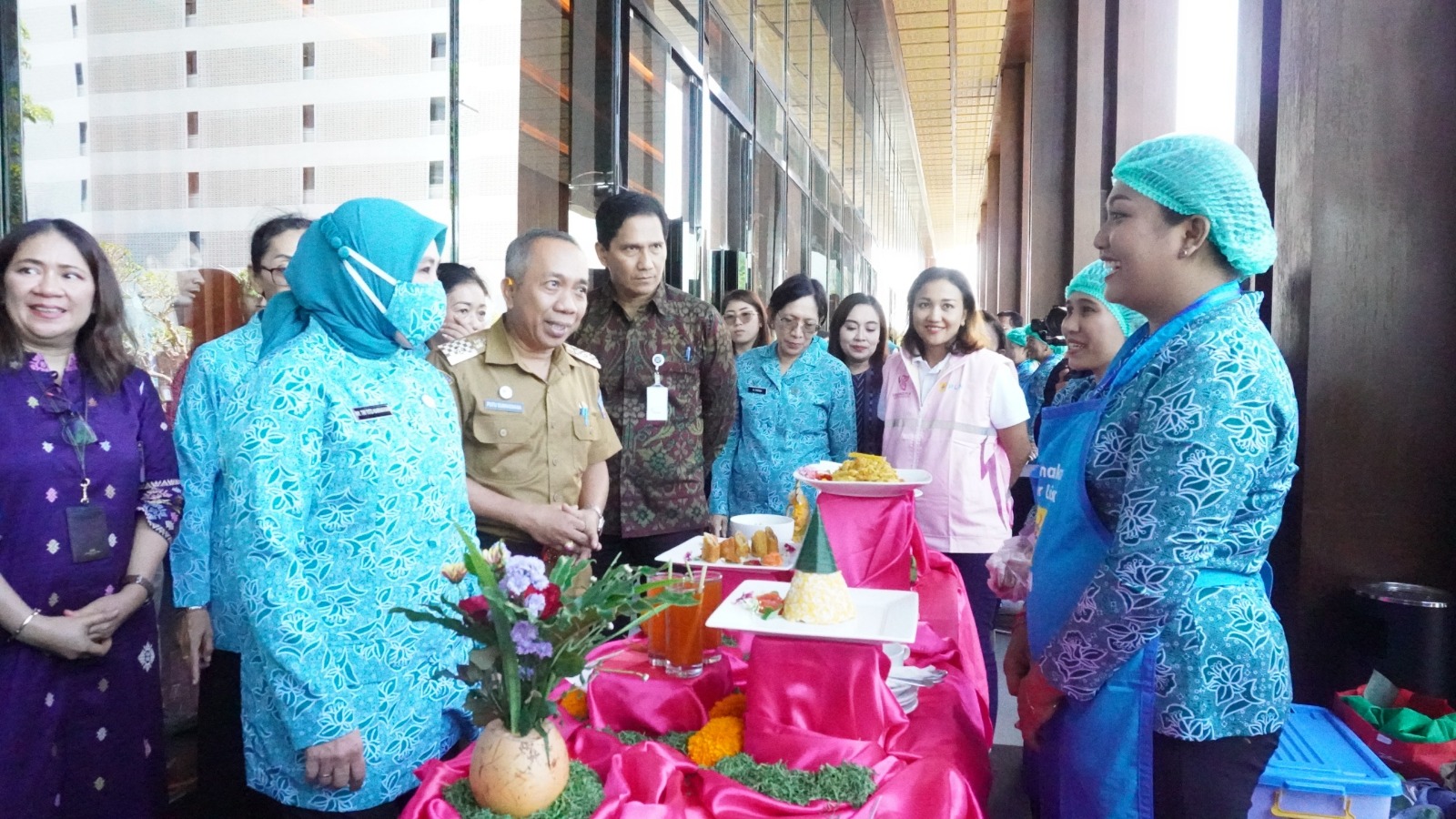 Ketua Umum PKK Pusat, Tri Suswati Tito Karnavian (menggunakan masker - kiri), turun langsung mengecek proses memasak masing – masing tim dari masing – masing Kabupaten/ Kota se- Bali, didampingi oleh Kadis DKP Provinsi Bali.