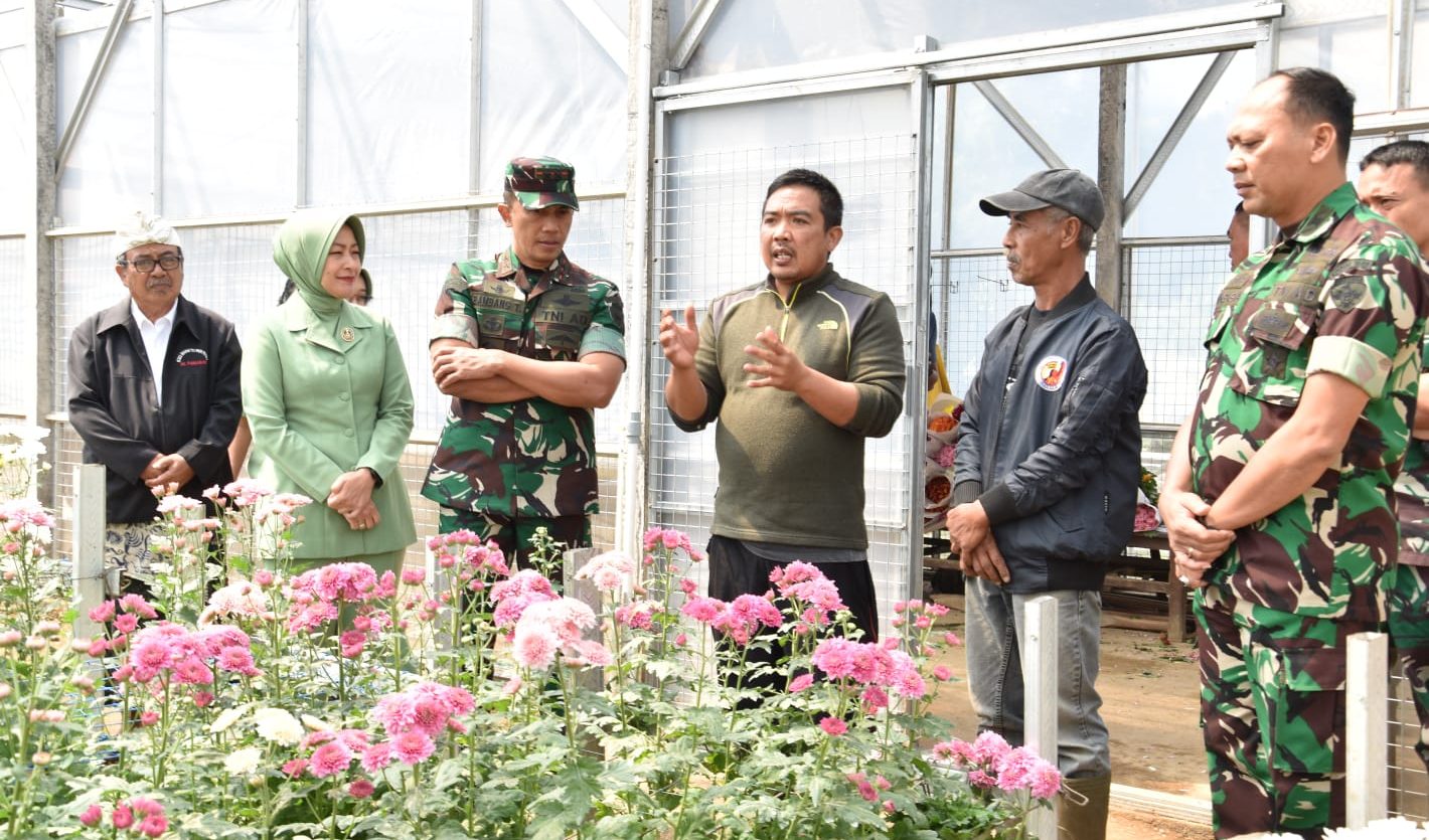 Pangdam IX/Udayana Kunjungi Green House Kodim 1609/Buleleng di Desa Pancasari