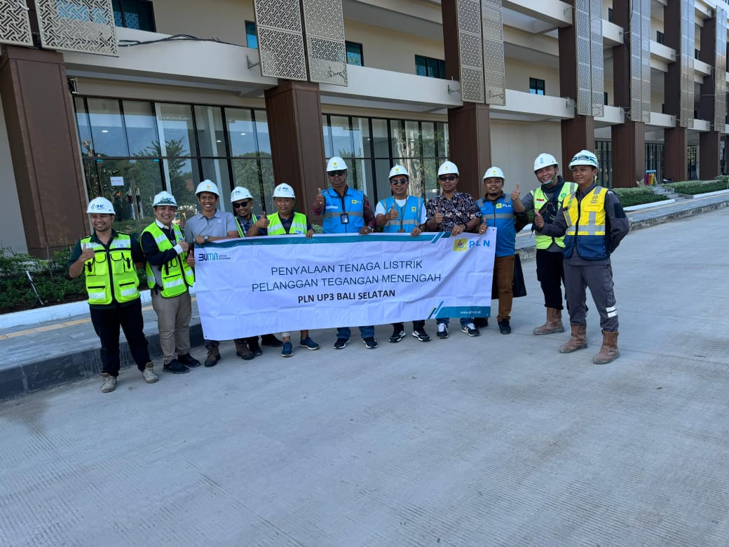 Tim PLN UP3 Bali Selatan menyempatkan foto bersama dengan tim engineering Bali International Hotel sesaat seusai penyalaan.