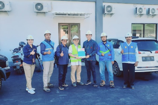 Tim dari PT PLN Persero Unit Pelaksana Pelayanan Pelanggan UP3 Bali Timur menyempatkan foto bersama dengan Manager Proyek Rumah Sakit Kasna Medika Iswanto.