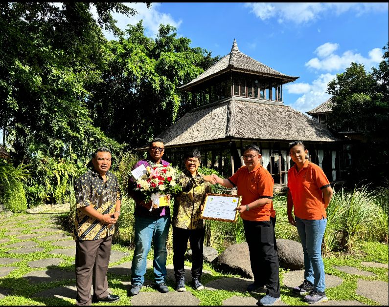 Plh General Manager PT PLN Persero UID Bali Patar Situmorang (tengah) menyerahkan sertifikat REC kepada Direktur utama John Hardy Jewelry Hindarto Gunawan.