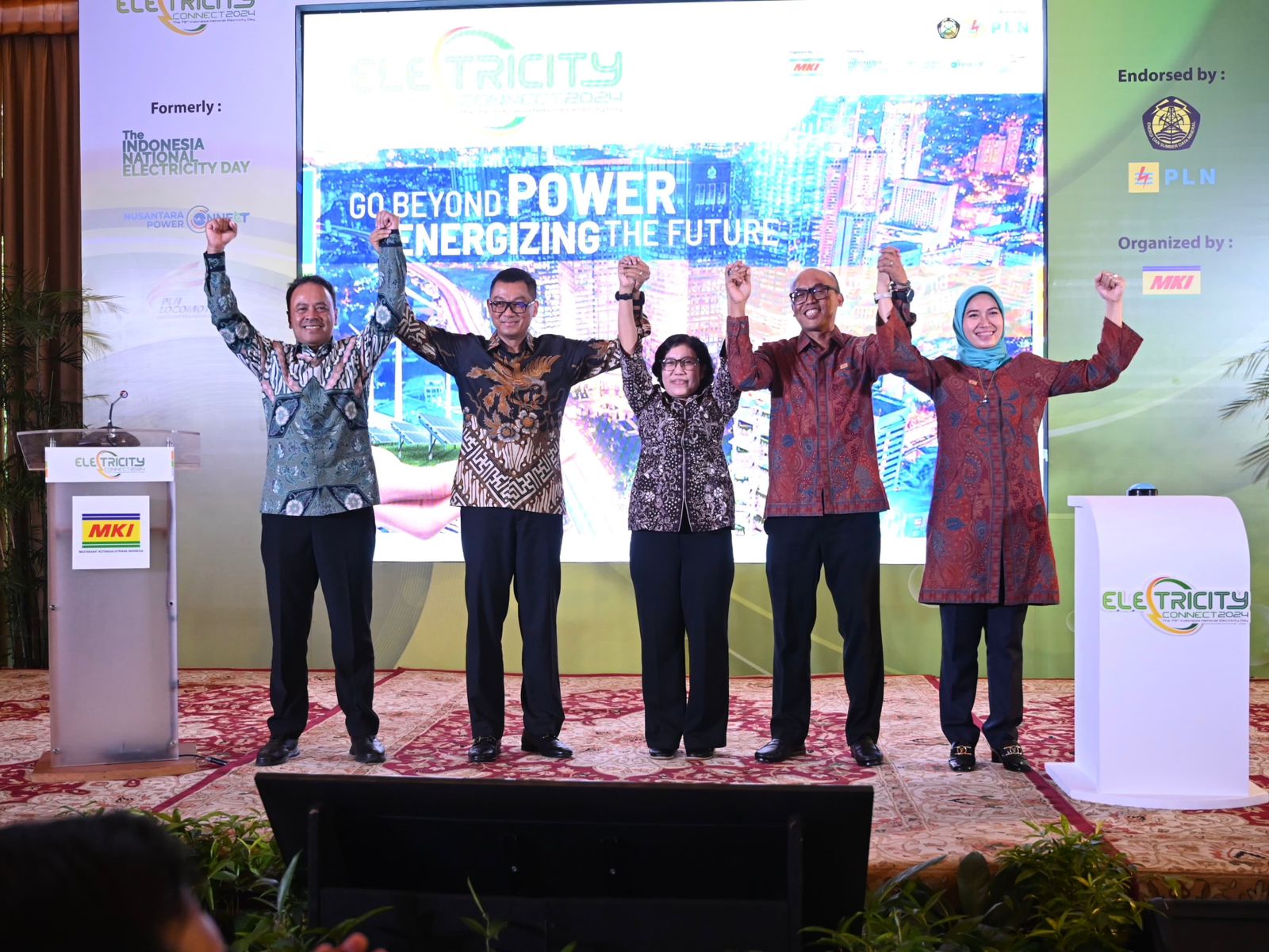 Ketenagalistrikan Kementerian Energi dan Sumber Daya Mineral (ESDM) Ida Nuryatin Finahari (tengah), Direktur Utama PLN Darmawan Prasodjo (kedua dari kiri), Ketua Umum Masyarakat Ketenagalistrikan Indonesia (MKI), yang juga selaku Direktur Transmisi dan Perencanaan Sistem Evy Haryadi (kedua dari kanan), Direktur Utama PLN Nusantara Power Ruly Firmansyah (kiri), dan Sekretaris Jenderal Masyarakat Ketenagalistrikan Indonesia (MKI) Arsyadany G. Akmalaputri (kanan).