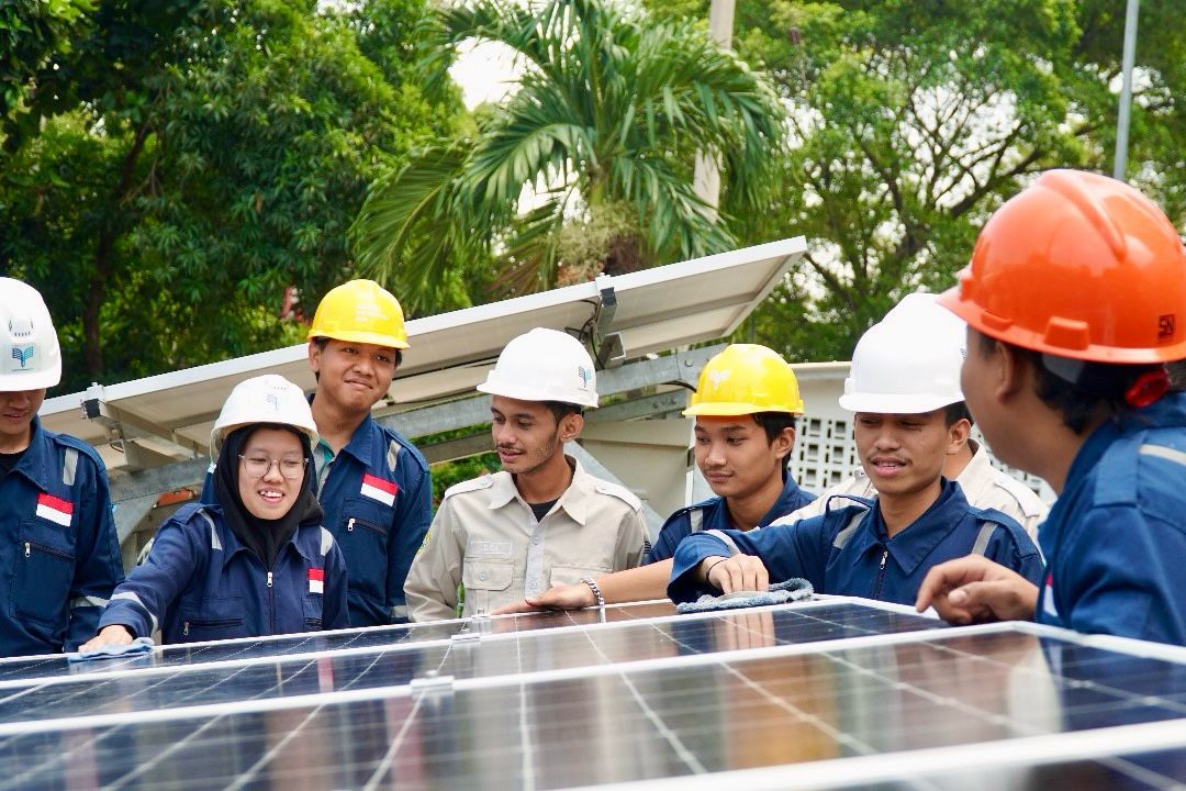 Mahasiswa ITPLN melakukan pembelajaran panel surya di Kampus ITPLN.