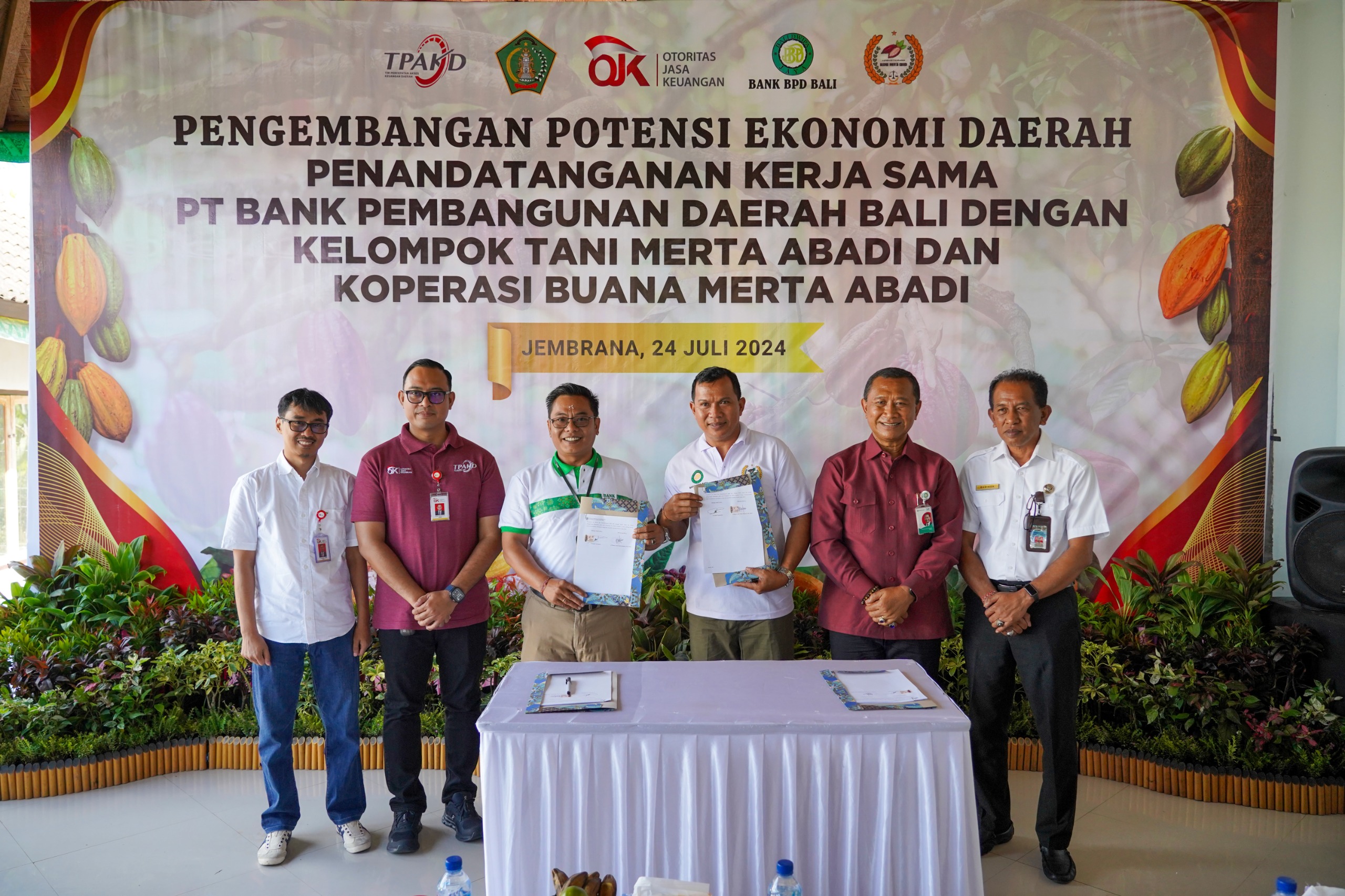 Otoritas Jasa Keuangan (OJK) Provinsi Bali bersama TPAKD Kabupaten Jembrana menginisiasi Perjanjian Kerja Sama antara PT BPD Bali dengan Kelompok Tani Merta Abadi dan Koperasi Produsen Buana Merta Abadi dalam rangka Pengembangan Ekonomi Daerah Kabupaten Jembrana, Jembrana.