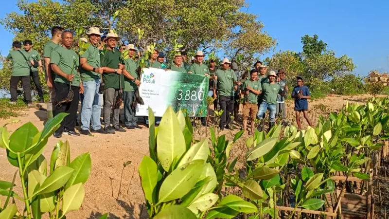 Plh GM PT PLN (Persero) UID Bersama karyawan dan yayasan Aksi Bumi Untuk Kita berbaur berfoto bersama usai melakukan penanaman mangrove.