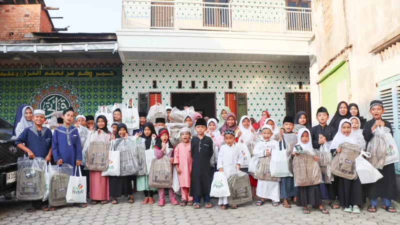 Anak-anak yatim di TPQ Raudhatush Shibyan, Palembang ketika menerima 50 paket perlengkapan sekolah dari Srikandi PLN Unit Induk Distribusi Sumatera Selatan, Jambi dan Bengkulu.