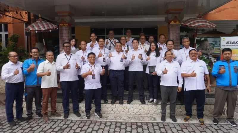 Plh General Manager PT PLN (Persero) Unit Induk Distribusi (UID) Bali Rizky Mochamad berbaur bersama manajemen dan petugas command center Distribusi Bali menyempatkan foto bersama usai peresmian.
