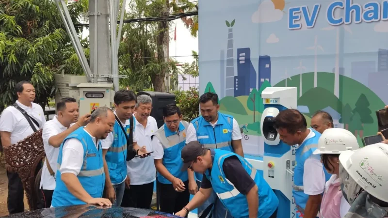 Rektor universitas Pendidikan Ganesha (Undiksha) Prof. Dr. I Wayan Lasmawan, M.PD., didampingi tim dari PLN mencoba charging mobil listrik pada SPKLU yang terpasang di Undiksha.