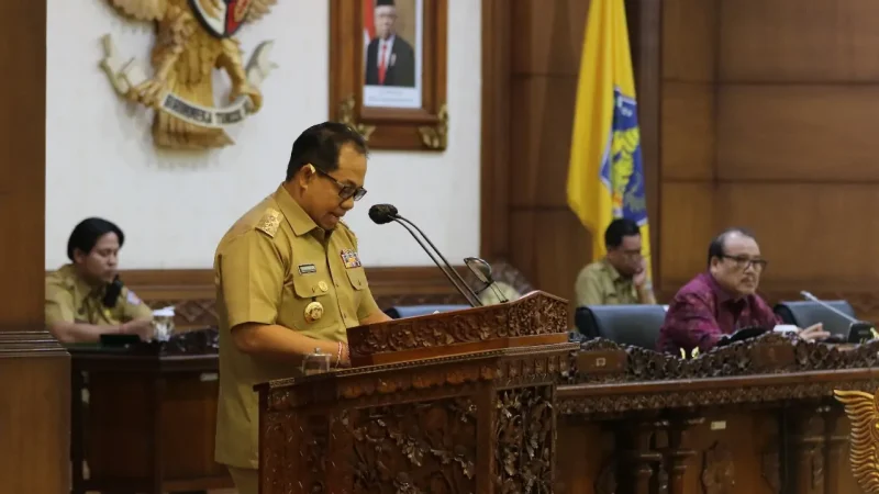 Pj. Gubernur Bali Menyampaikan Pendapat Tentang Raperda tentang Perlindungan dan Pemberdayaan Peternak dalam Rapat Paripurna DPRD Provinsi Bali ke-17.