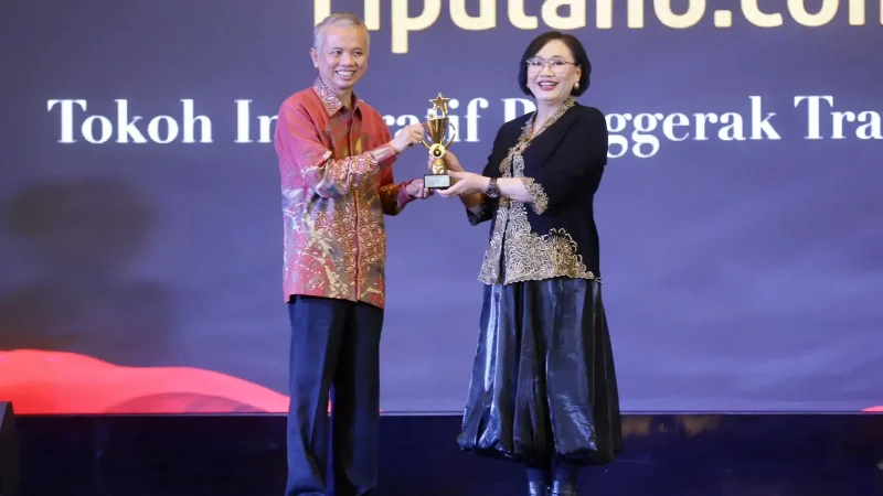 Penghargaan Tokoh Inspiratif Penggerak Transisi Energi yang diberikan oleh Pemimpin Redaksi Liputan6.com, Elin Yunita Kristanti (kanan) kepada Direktur Utama PLN, Darmawan Prasodjo yang diwakili oleh EVP Perencanaan Sistem Ketenagalistrikan, Warsono (kiri).