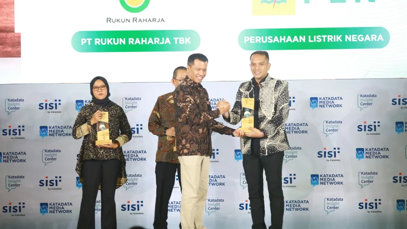 PLN meraih Katadata ESG (Environmental, Social, and Governance) Awards di sektor Energi untuk kategori Governance. Penghargaan diserahkan oleh Director of Katadata Insight Center Adek Media Rozak (dua dari kanan) Executive Vice President Komunikasi Korporat dan TJSL PLN Gregorius Adi Trianto (kanan) pada Rabu (7/8) di Jakarta.