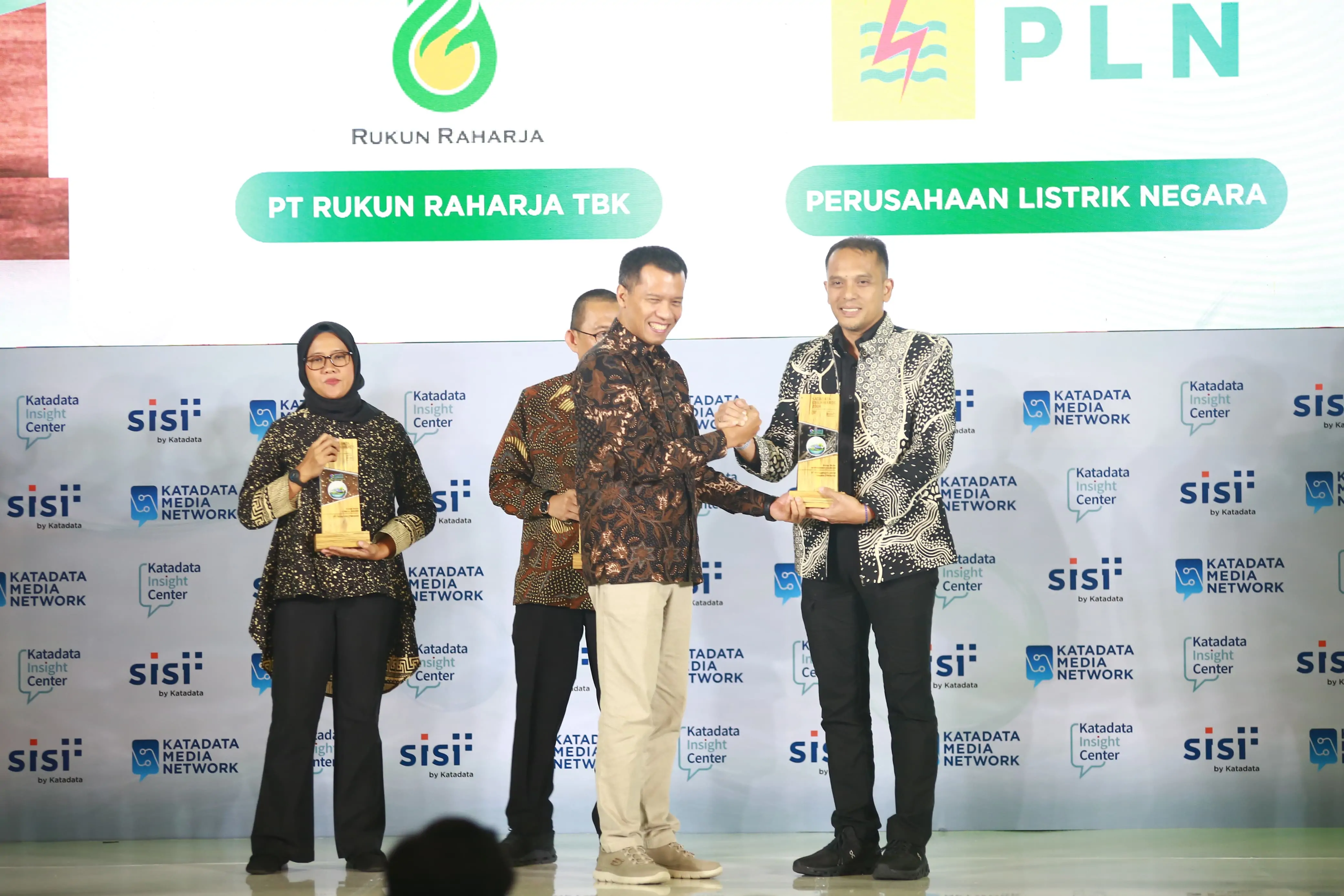 PLN meraih Katadata ESG (Environmental, Social, and Governance) Awards di sektor Energi untuk kategori Governance. Penghargaan diserahkan oleh Director of Katadata Insight Center Adek Media Rozak (dua dari kanan) Executive Vice President Komunikasi Korporat dan TJSL PLN Gregorius Adi Trianto (kanan) pada Rabu (7/8) di Jakarta.