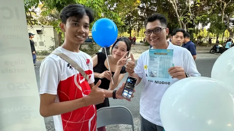 Komang Suardana salah satu warga yang sudah memanfaatkan promo Belanja nyaman Listrik Aman sedang menunjukan aplikasi PLN Mobile pada androidnya.