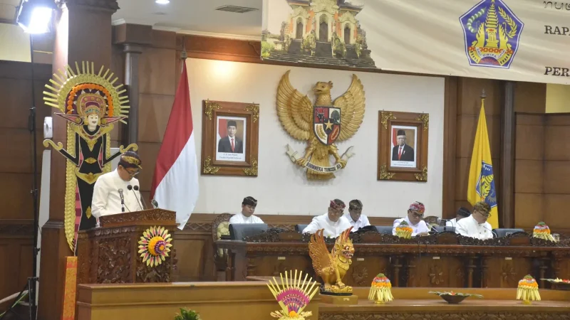 Pembacaan Tanggapan Dewan Atas Pendapat Gubernur Terhadap Raperda Inisiatif DPRD Provinsi Bali Tentang Perliindungan dan Pemberdayaan Peternak.