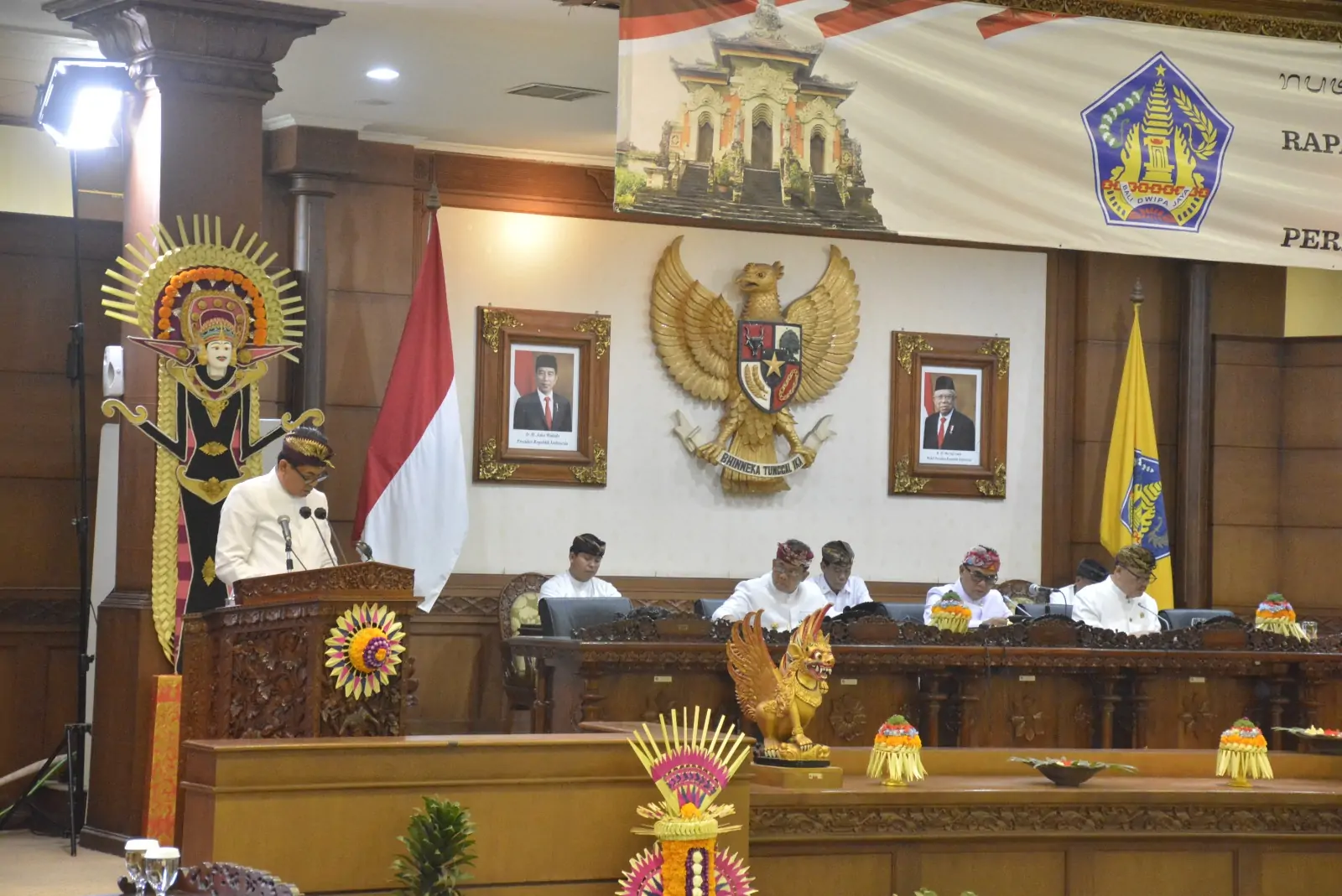 Pembacaan Tanggapan Dewan Atas Pendapat Gubernur Terhadap Raperda Inisiatif DPRD Provinsi Bali Tentang Perliindungan dan Pemberdayaan Peternak.