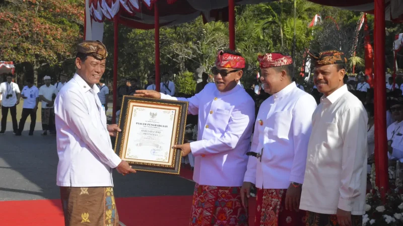 Sekretaris DPRD Bali I Gede Indra Dewa Putra, SE, MM menerima penghargaan Adhyantra Prajaniti tahun 2024 dari Pj. Gubernur Bali.