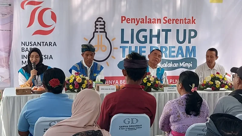 Manager PT PLN (Persero) Unit Pelaksana Pelayanan Pelanggan (UP3) Bali Utara Elashinta (paling kiri) memberikan sambutan pada seremonial penyalaan serentak listrik gratis program Light Up The Dream(LUTD) di salah satu rumah warga yang mendapatkan bantuan listrik gratis di Desa Pendem Jembrana.