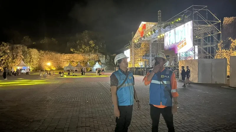 Petugas PLN memantau melakukan pengecekan venue, untuk memastikan, listrik terpasok andal dan siap mendukung Merdeka Fest 2024.