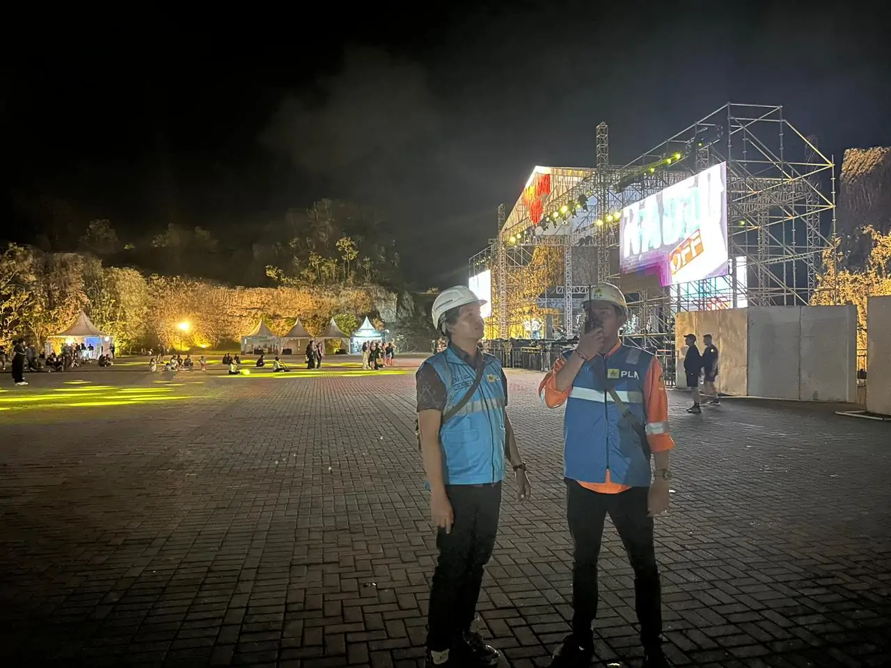 Petugas PLN memantau melakukan pengecekan venue, untuk memastikan, listrik terpasok andal dan siap mendukung Merdeka Fest 2024.