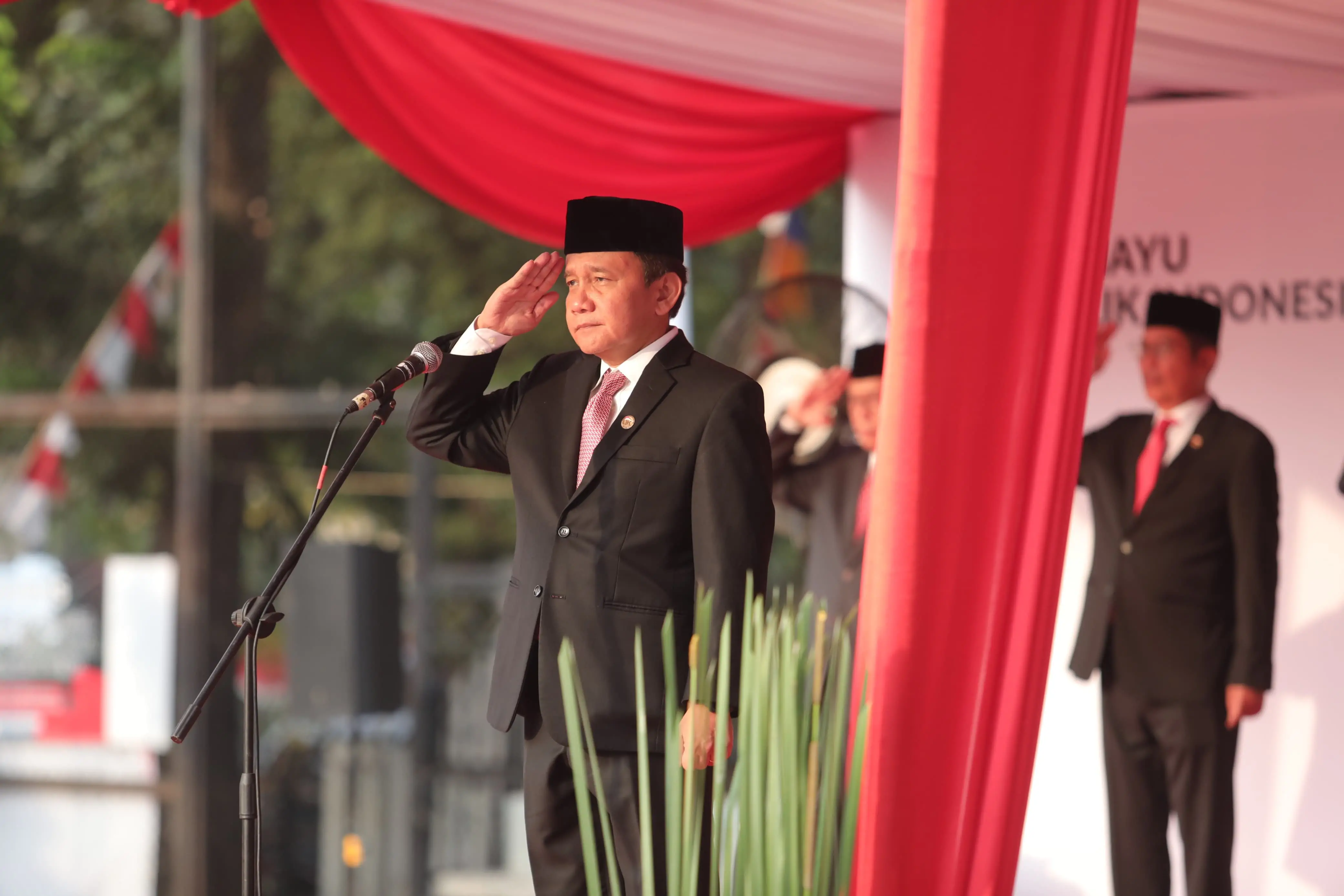 Upacara Peringatan Kemerdekaan RI ke-79 yang digelar OJK di Lapangan Banteng, Jakarta, Sabtu.