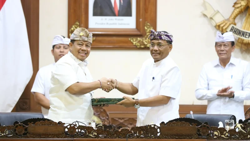 Pj Gubernur Bali SM Mahendra Jaya dan Wakil Ketua DPRD Provinsi Bali I Nyoman Suyasa, dalam Rapat Paripurna ke-22 DPRD Provinsi Bali.