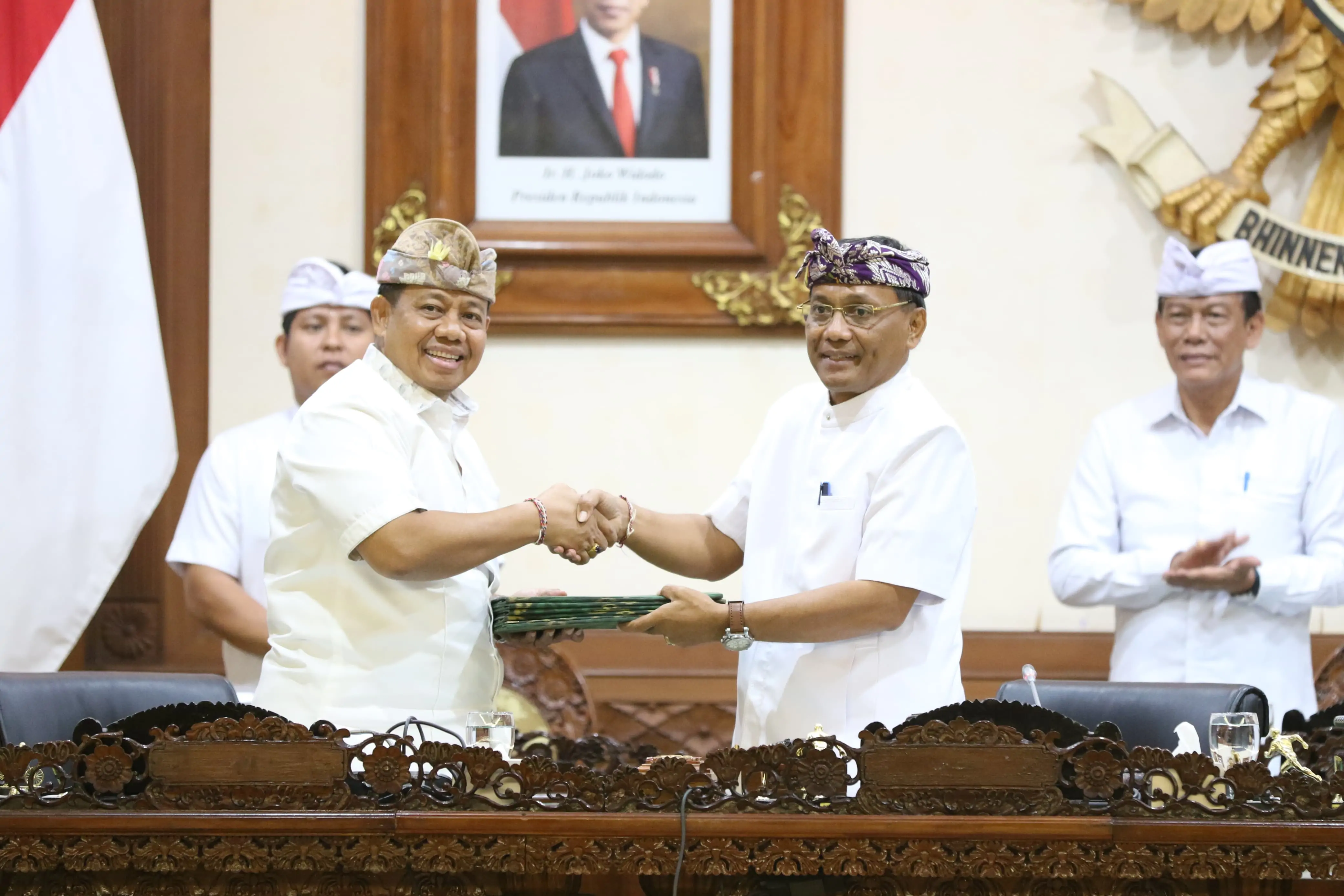 Pj Gubernur Bali SM Mahendra Jaya dan Wakil Ketua DPRD Provinsi Bali I Nyoman Suyasa, dalam Rapat Paripurna ke-22 DPRD Provinsi Bali.