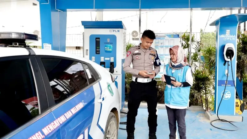 Petugas PLN siaga membantu anggota Kepolisian RI dalam melakukan charging mobil Patwal listrik di SPKLU Gardu Hubung Sementara PLN.