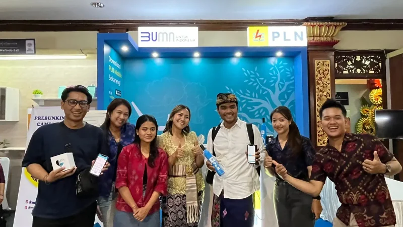 Beberapa pengunjung yang sudah download Aplikasi PLN Mobile yang mendapatkan souvenir setelah mengunjungi booth PLN.